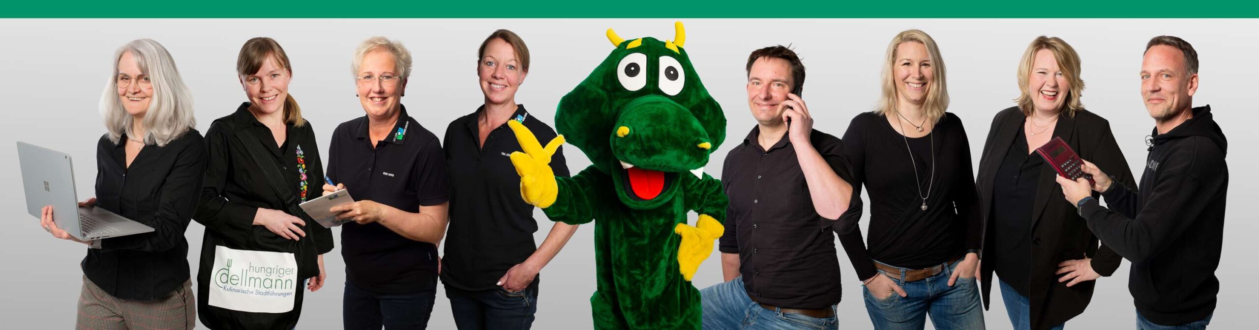 Team von WiW Marketing mit Maskottchen Dellouga