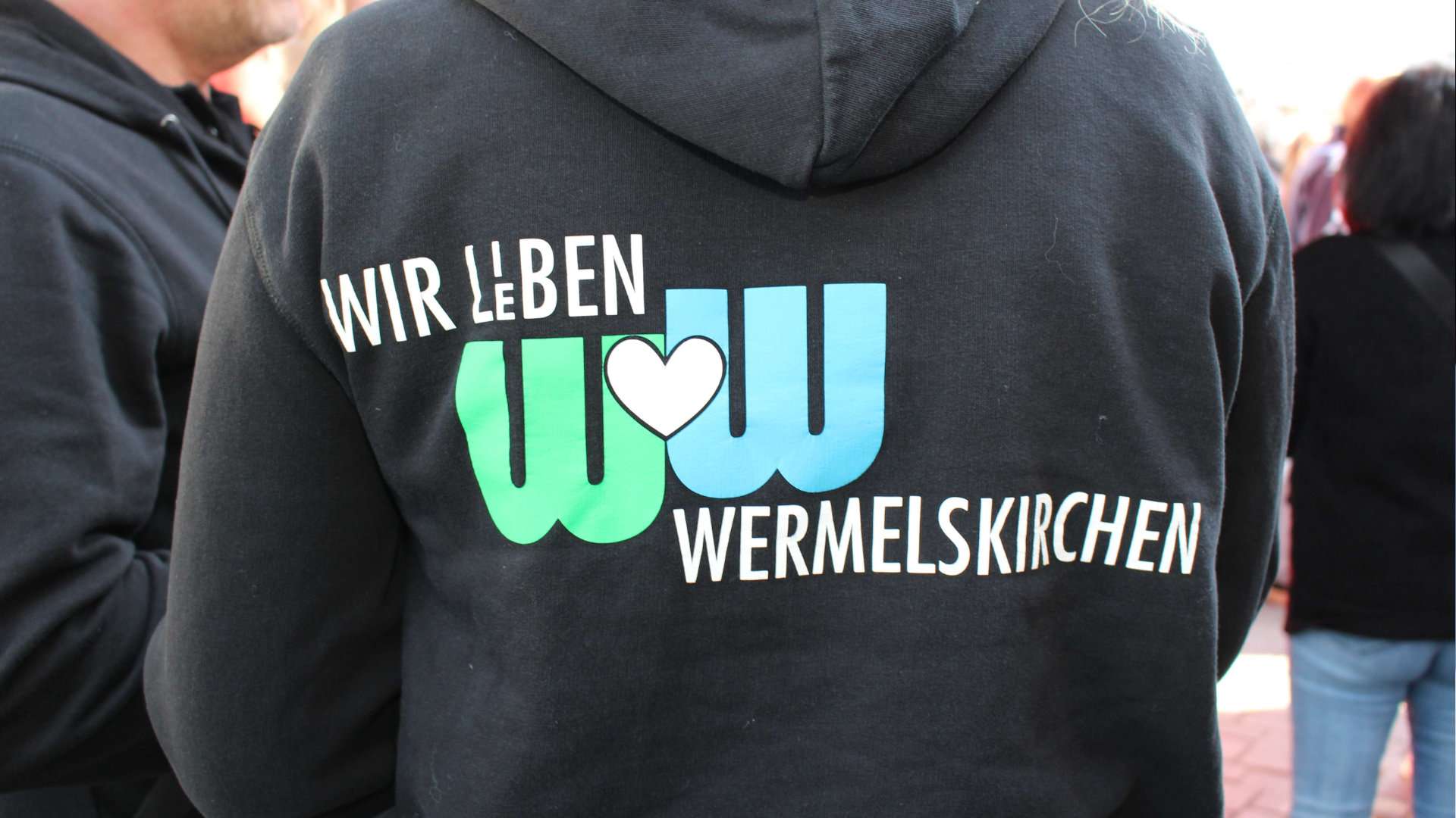 Kapuzenpulli mit Logo „Wir lieben Wermelskirchen“ von hinten