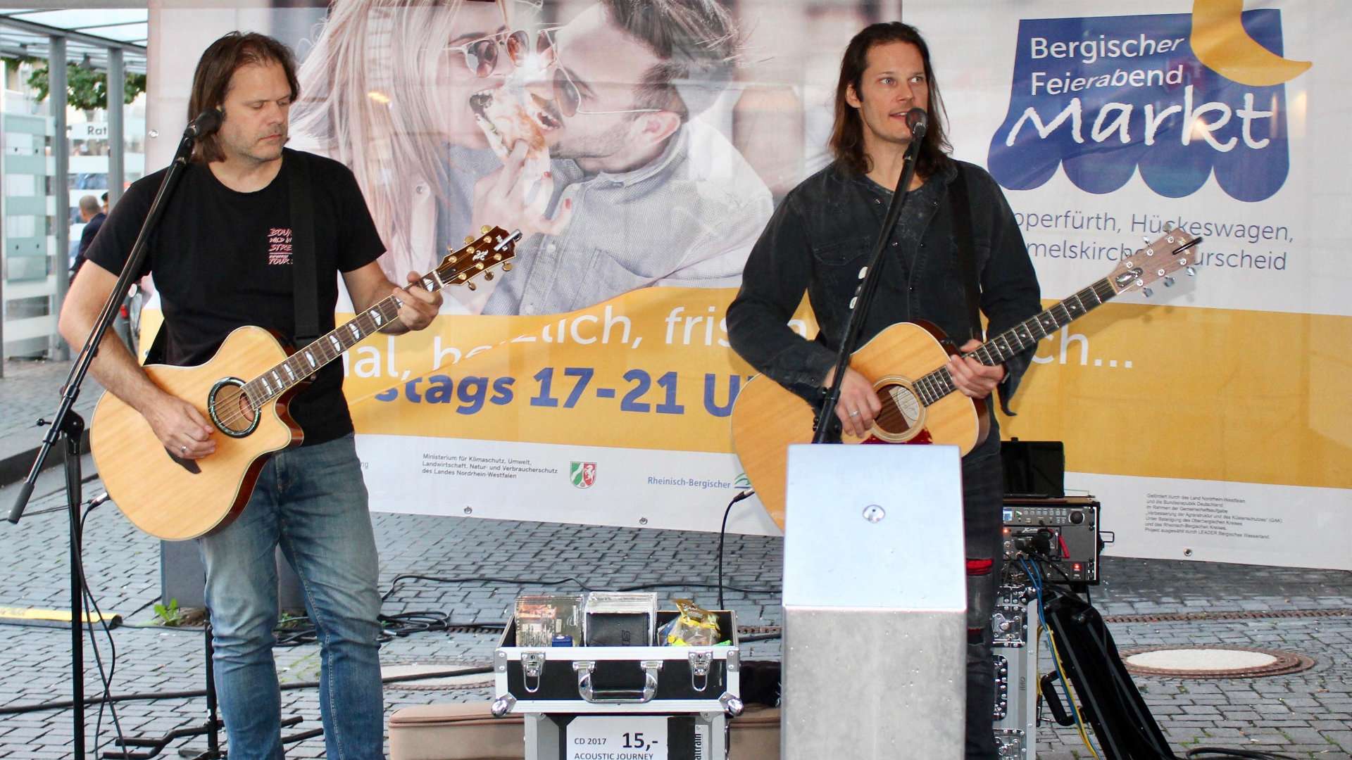 Zwei Gitarristen spielen live beim Bergischen Feierabendmarkt
