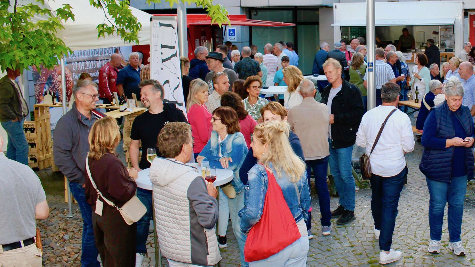Gedränge an den Ständen beim Bergischen Feierabendmarkt