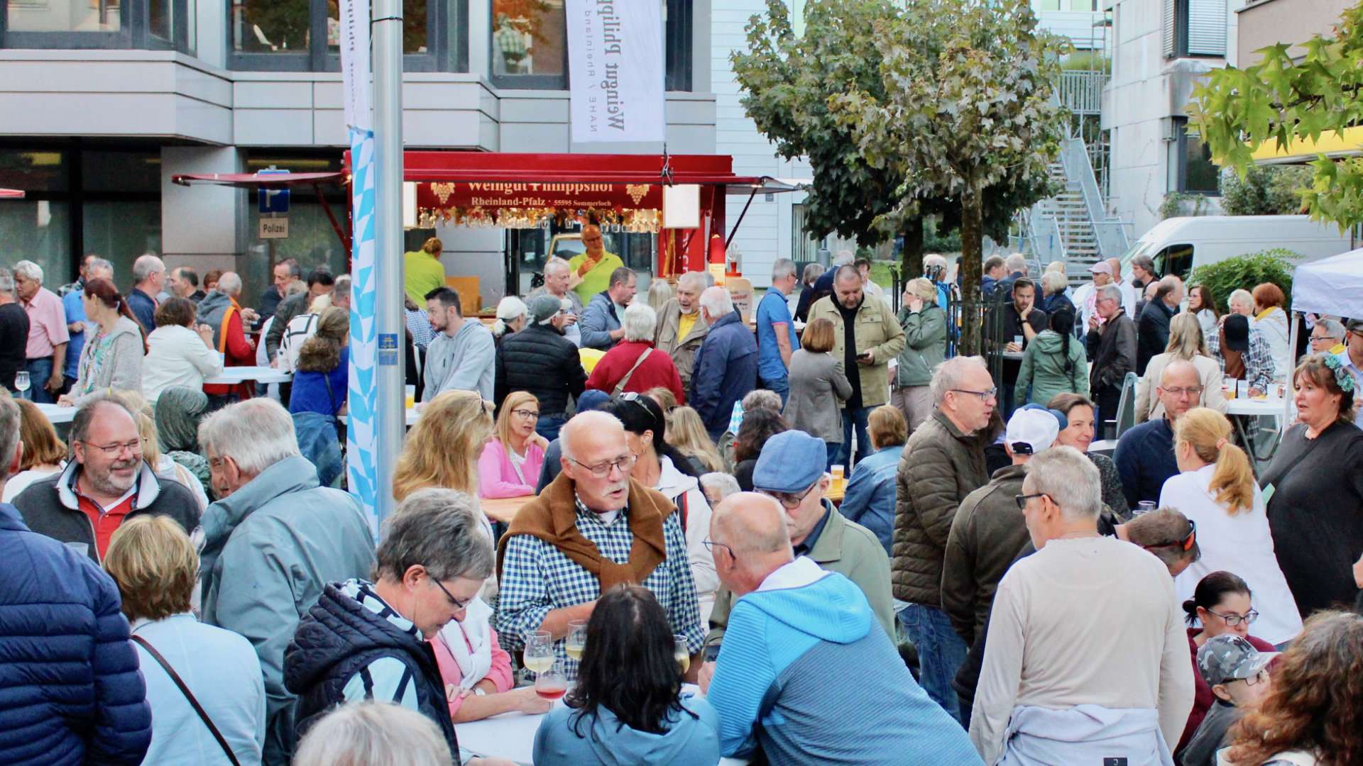 Viele Besucher beim Bergischen Feierabendmarkt