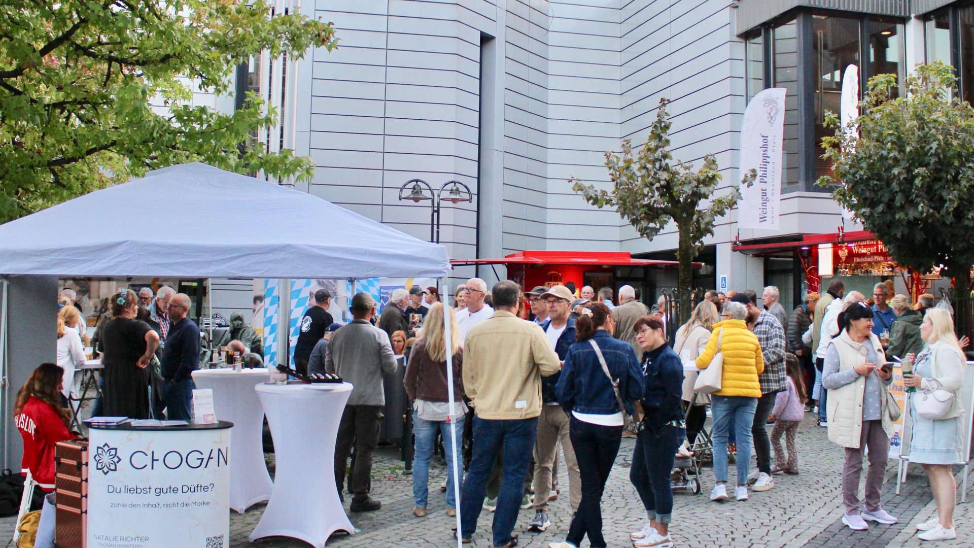 Besucher zwischen Pavillons beim Bergischen Feierabendmarkt