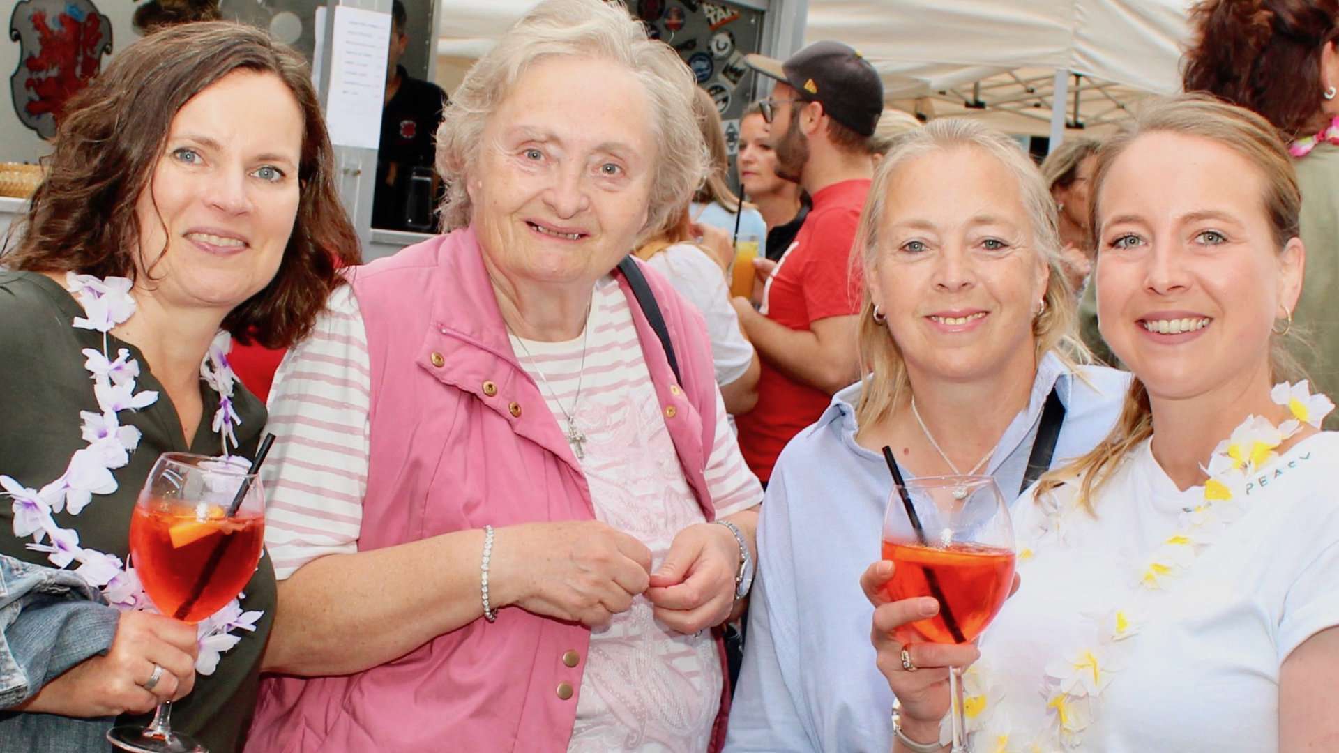 Vier Frauen mit Getränken beim Bergischen Feierabendmarkt
