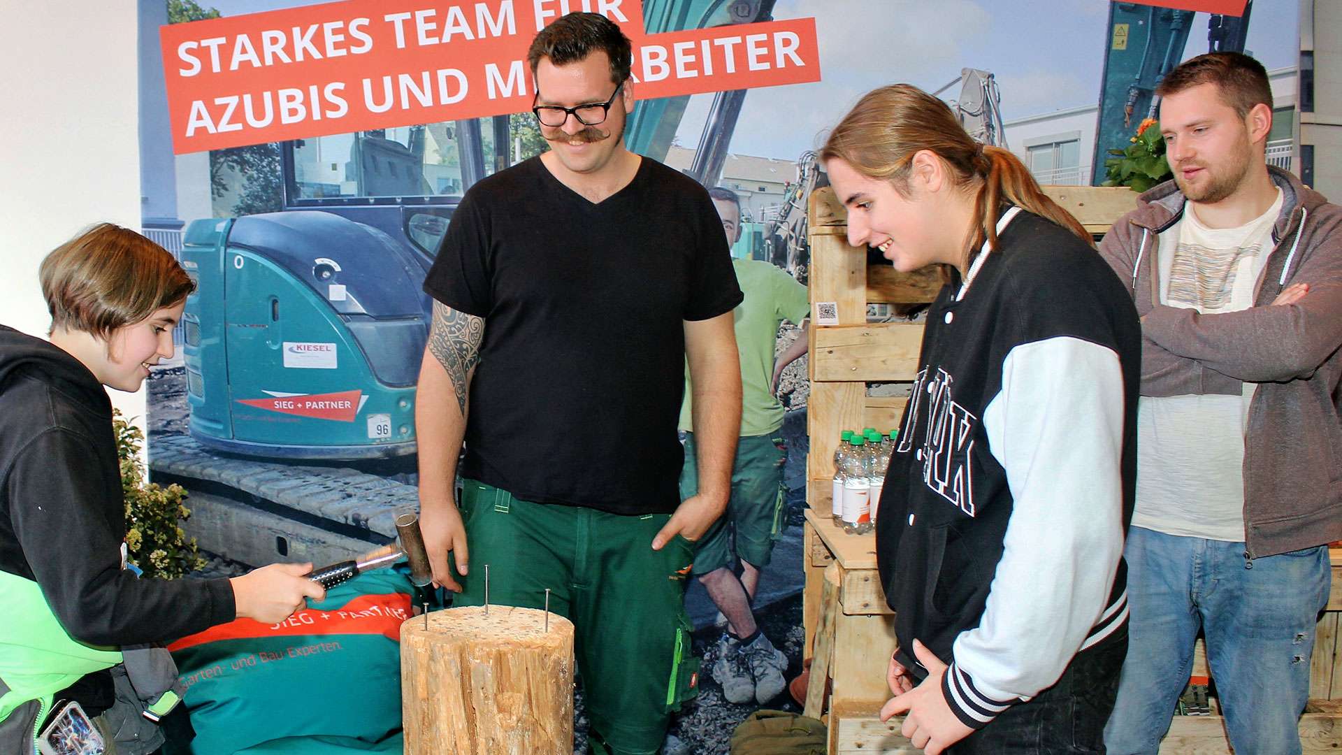 Jugendliche am Stand eines Bauunternehmens bei Connect 2025