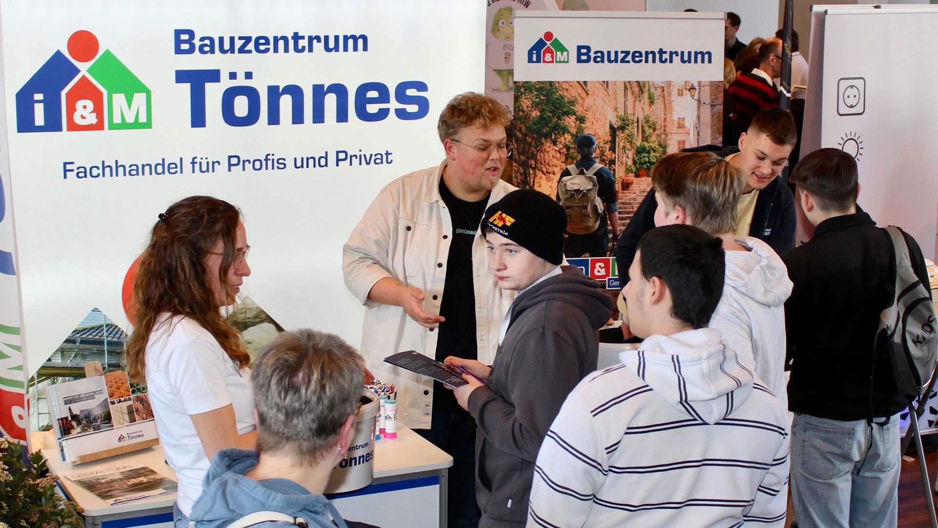 Stand des Bauzentrums Tönnes mit Besuchern bei Connect 2025