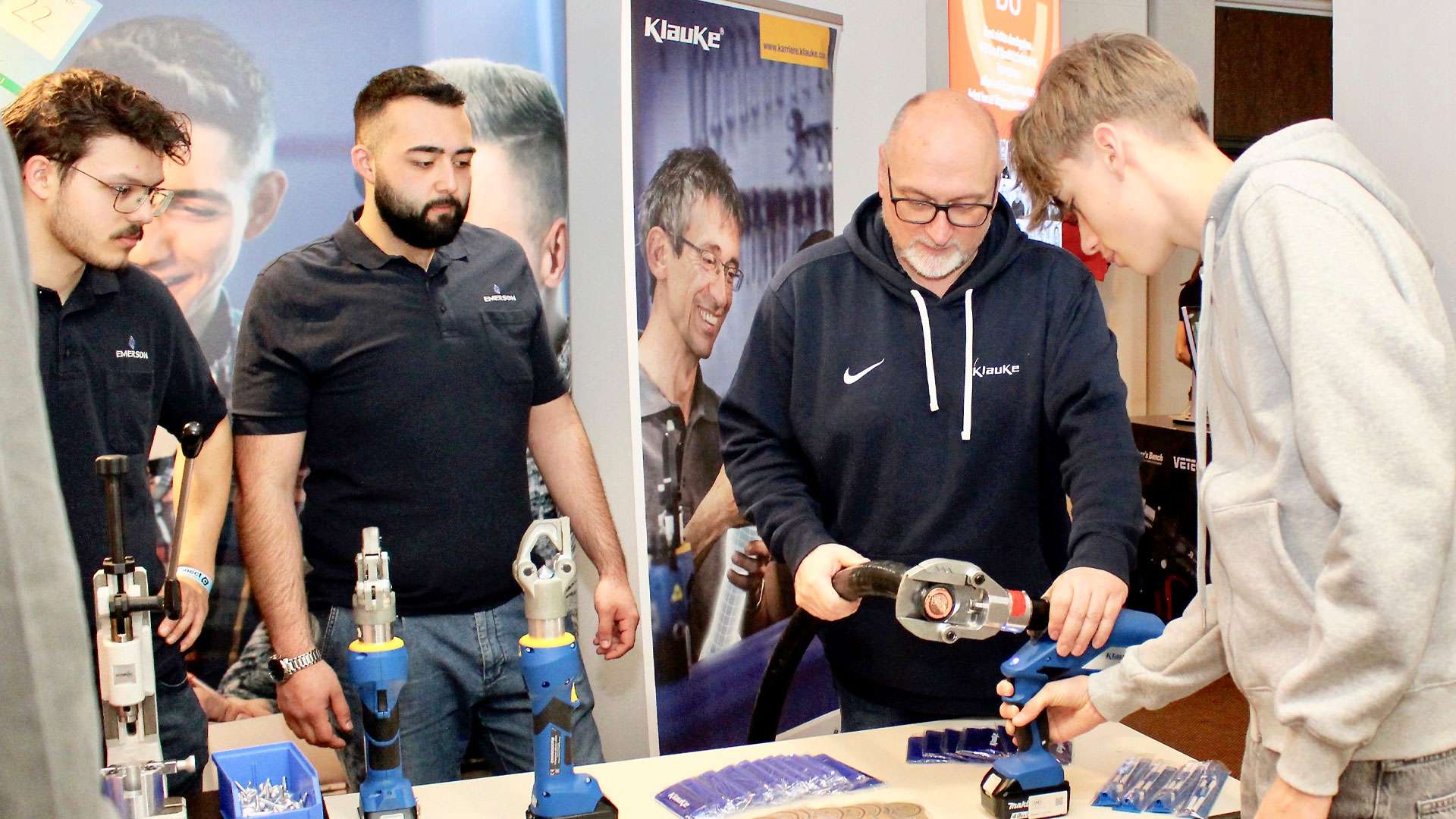 Jugendliche probieren Werkzeuge am Stand eines Betriebs bei Connect 2025