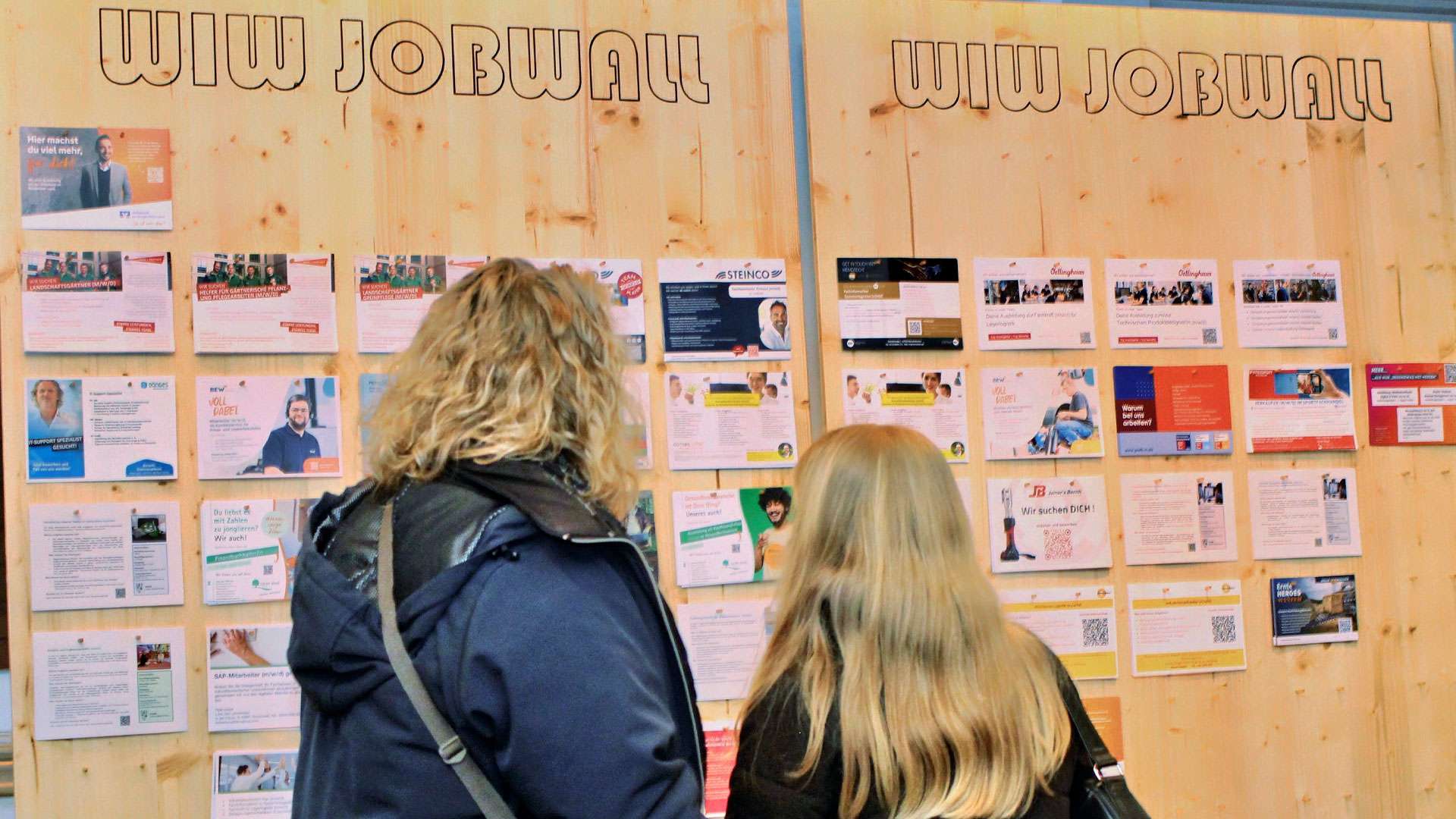 Besucherinnen vor der WiW-Jobwall bei Connect 2025