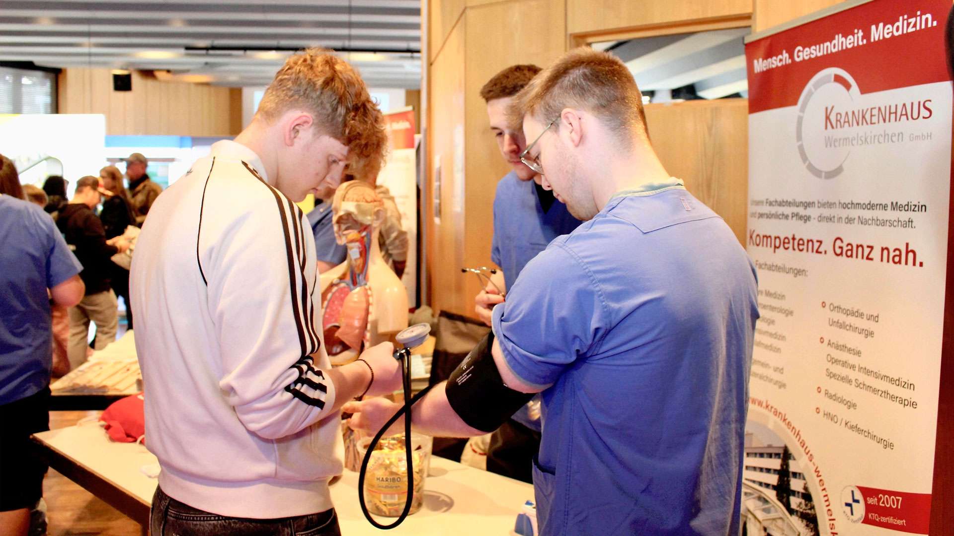 Jugendlicher misst Blutdruck am Stand des Krankenhauses bei Connect 2025
