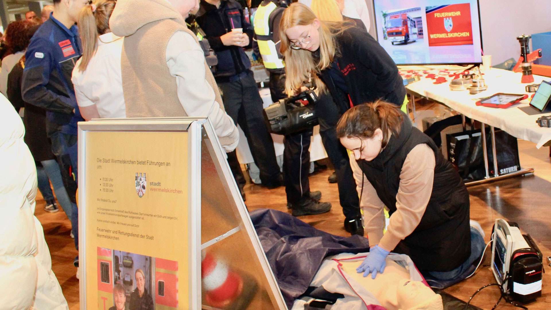 Jugendliche üben Erste Hilfe an einer Puppe bei Connect 2025