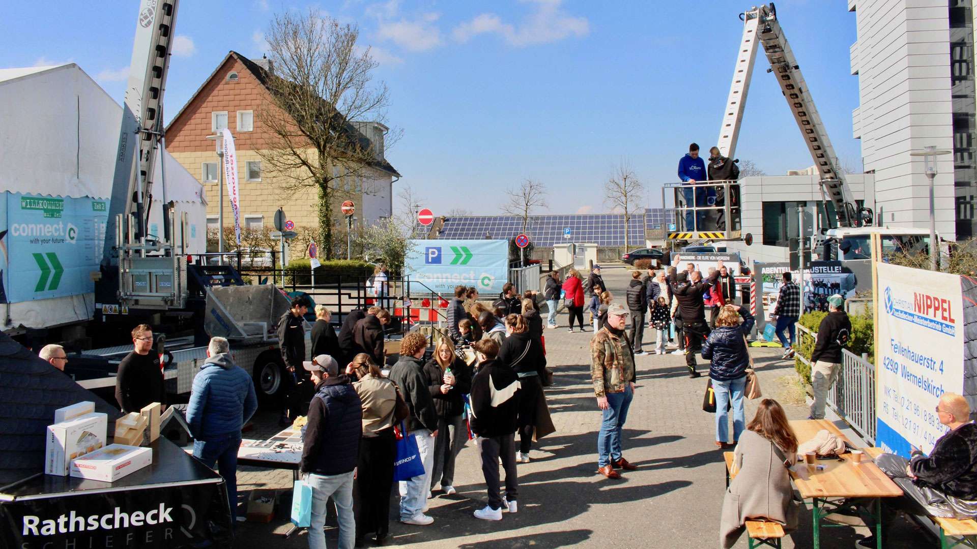 Besucher und Aussteller im Freigelände bei Connect 2025