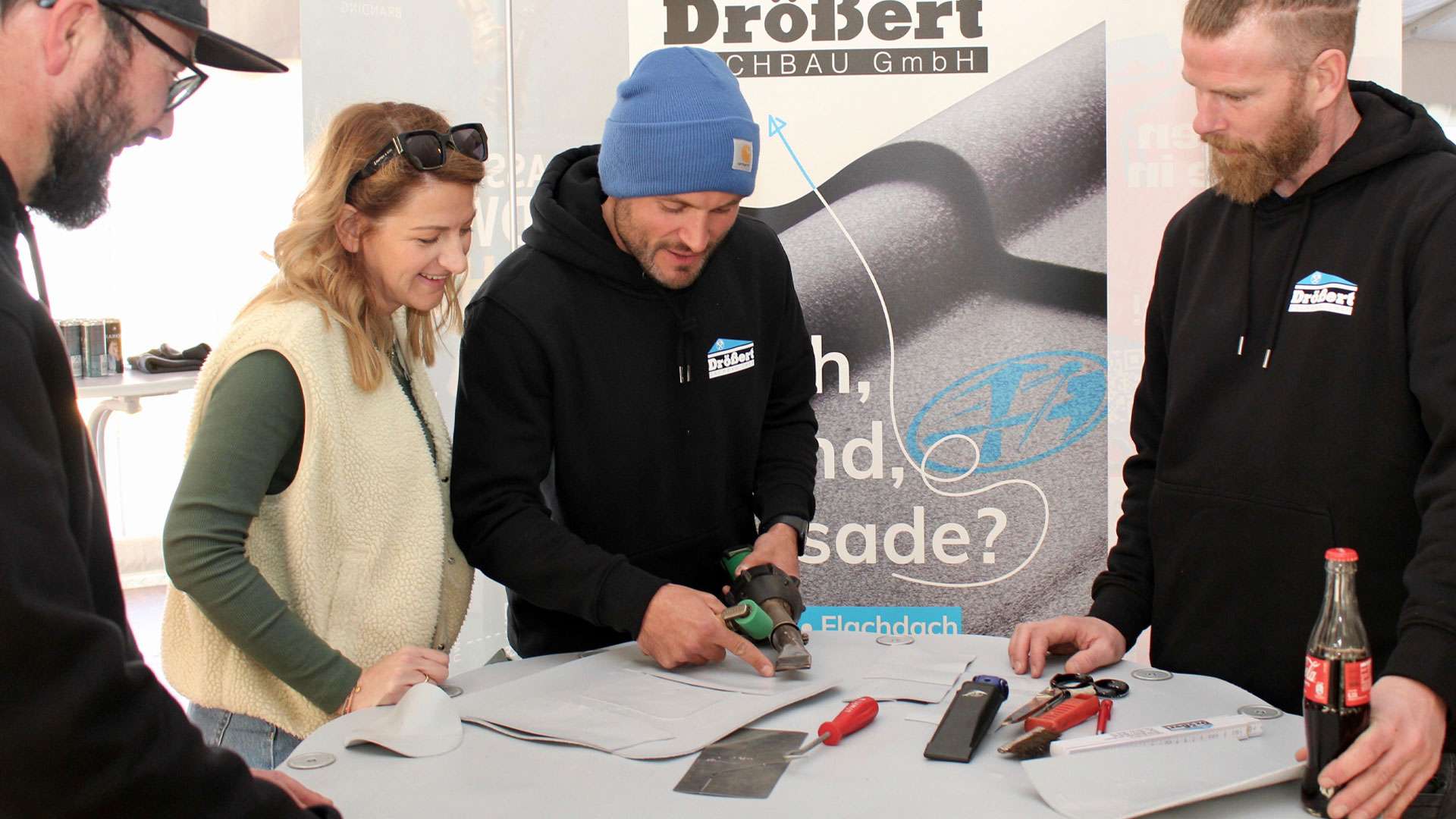 Jugendliche probieren Werkzeug am Stand eines Handwerksbetriebs bei Connect 2025