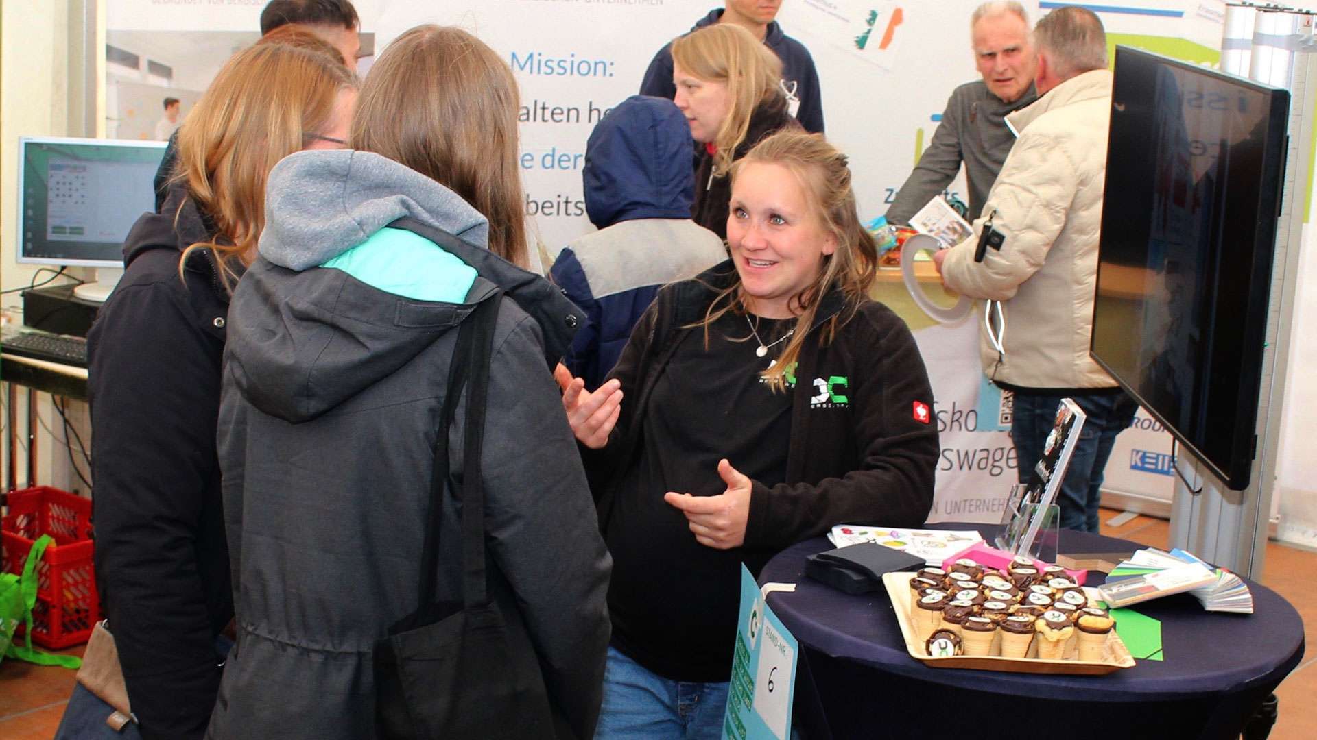 Ausstellerin im Gespräch mit Jugendlichen bei Connect 2025