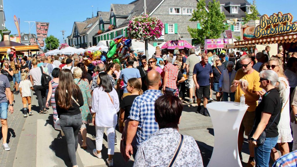 Besucher in der geschmückten Innenstadt beim Kirmes- und Krammarkt