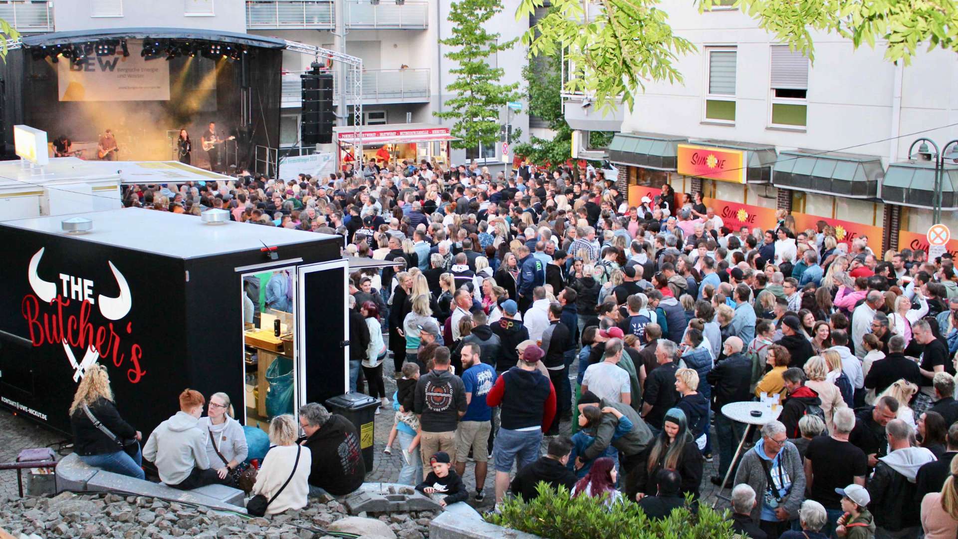 Volle Innenstadt vor der Bühne bei Rock am Markt