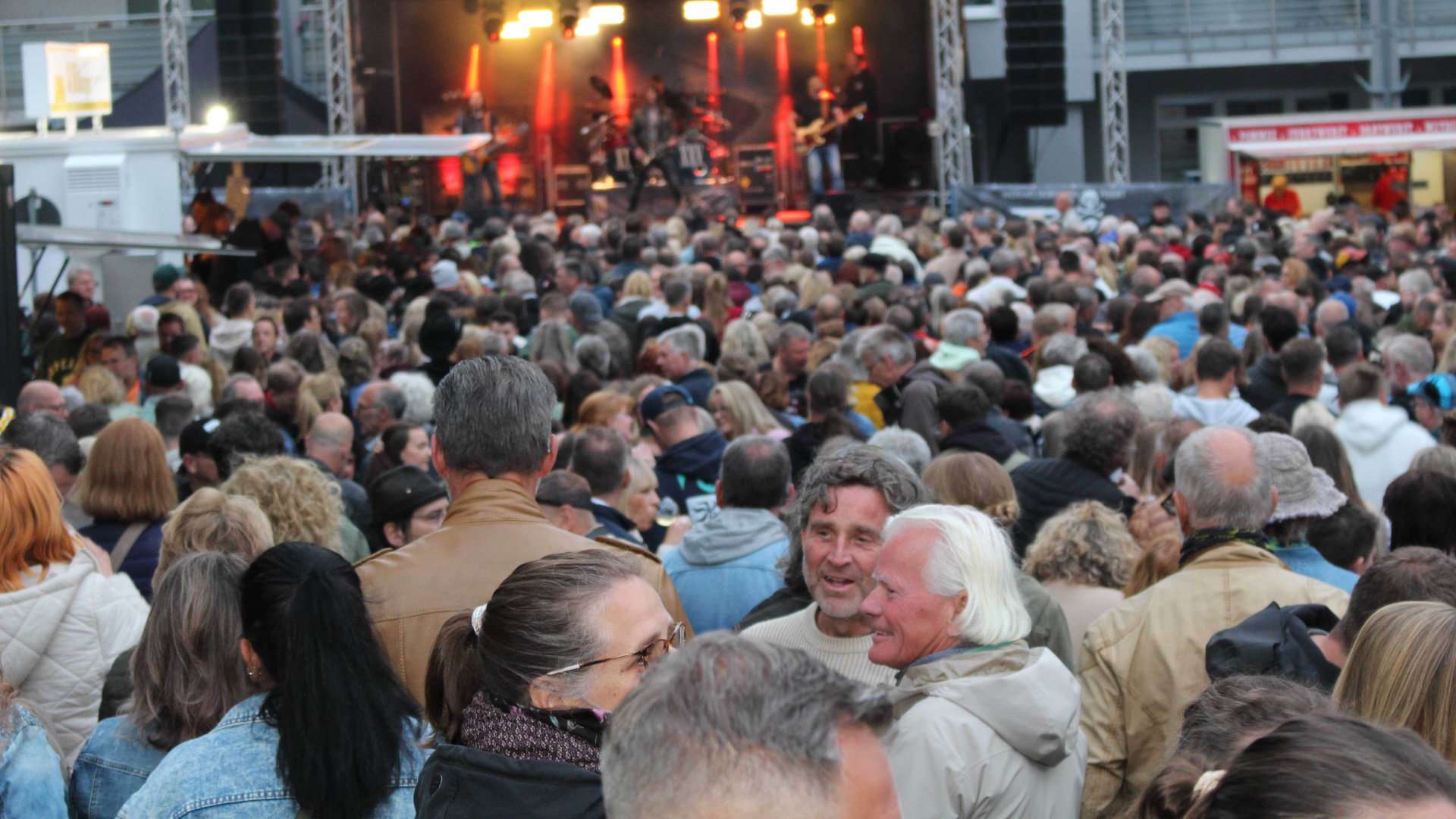 Publikum vor der beleuchteten Bühne bei Rock am Markt