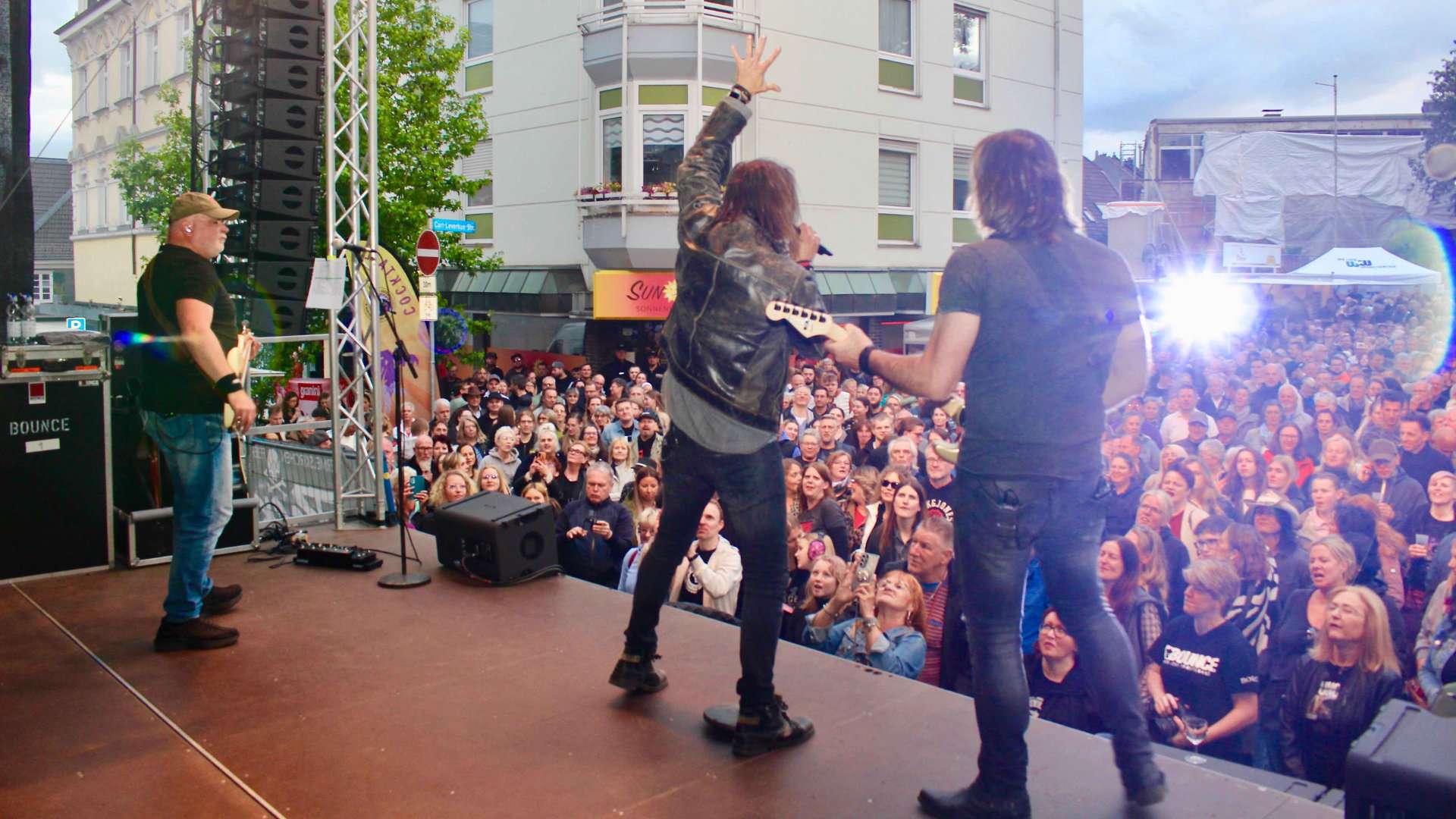 Sänger auf der Bühne vor dem Publikum bei Rock am Markt