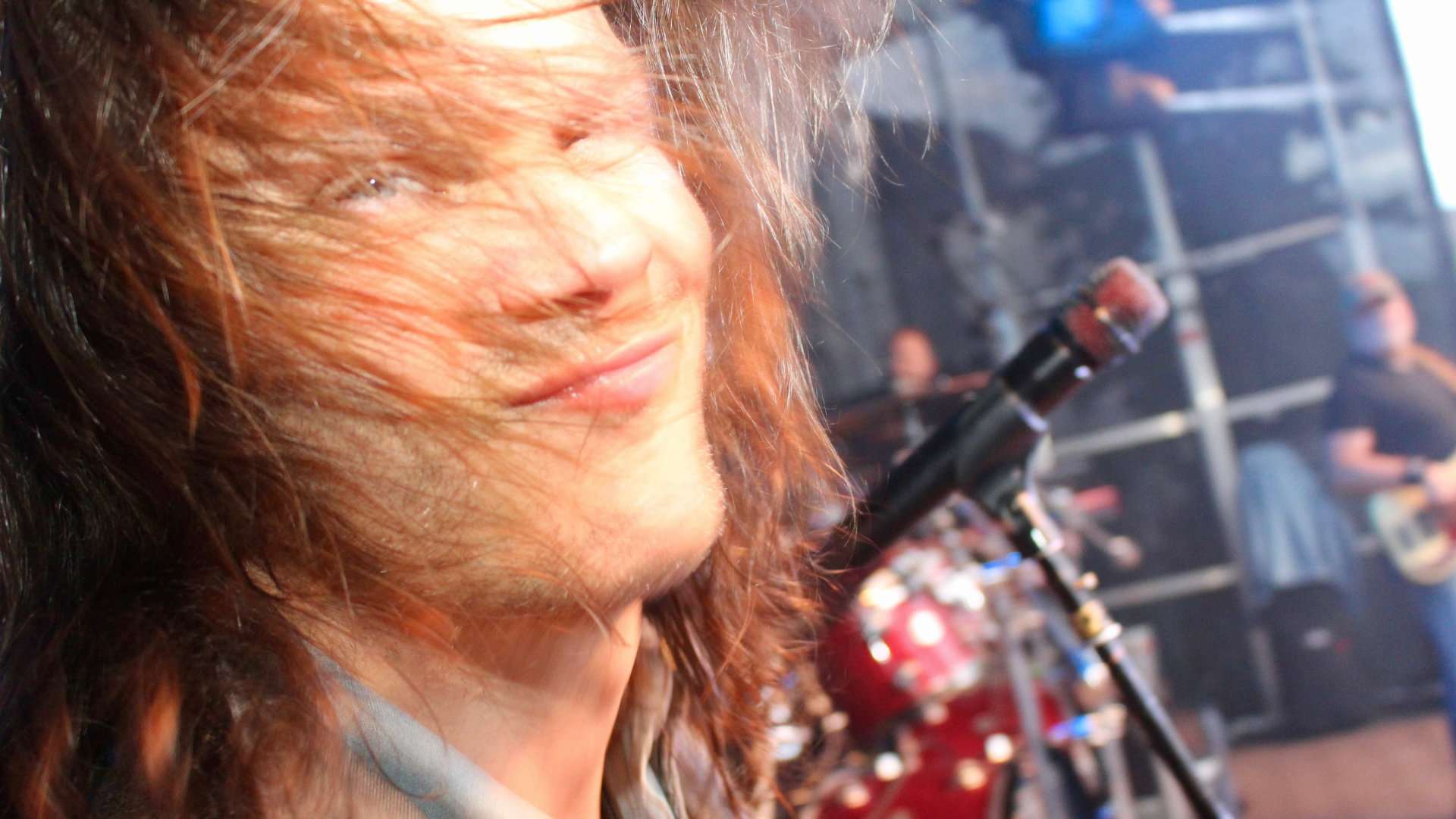 Nahaufnahme eines Musikers mit langen Haaren bei Rock am Markt