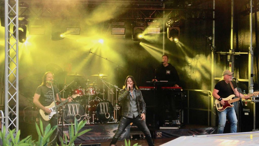 Band auf der beleuchteten Bühne bei Rock am Markt