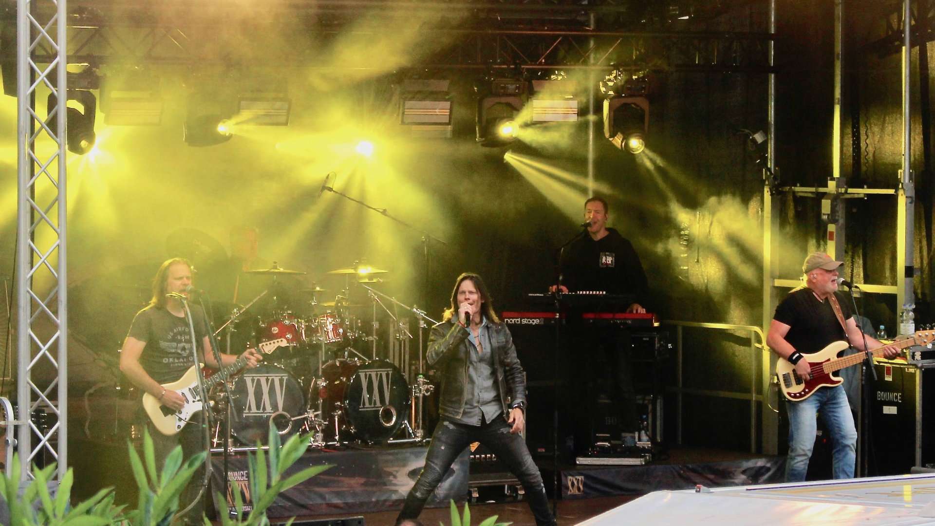 Band auf der beleuchteten Bühne bei Rock am Markt