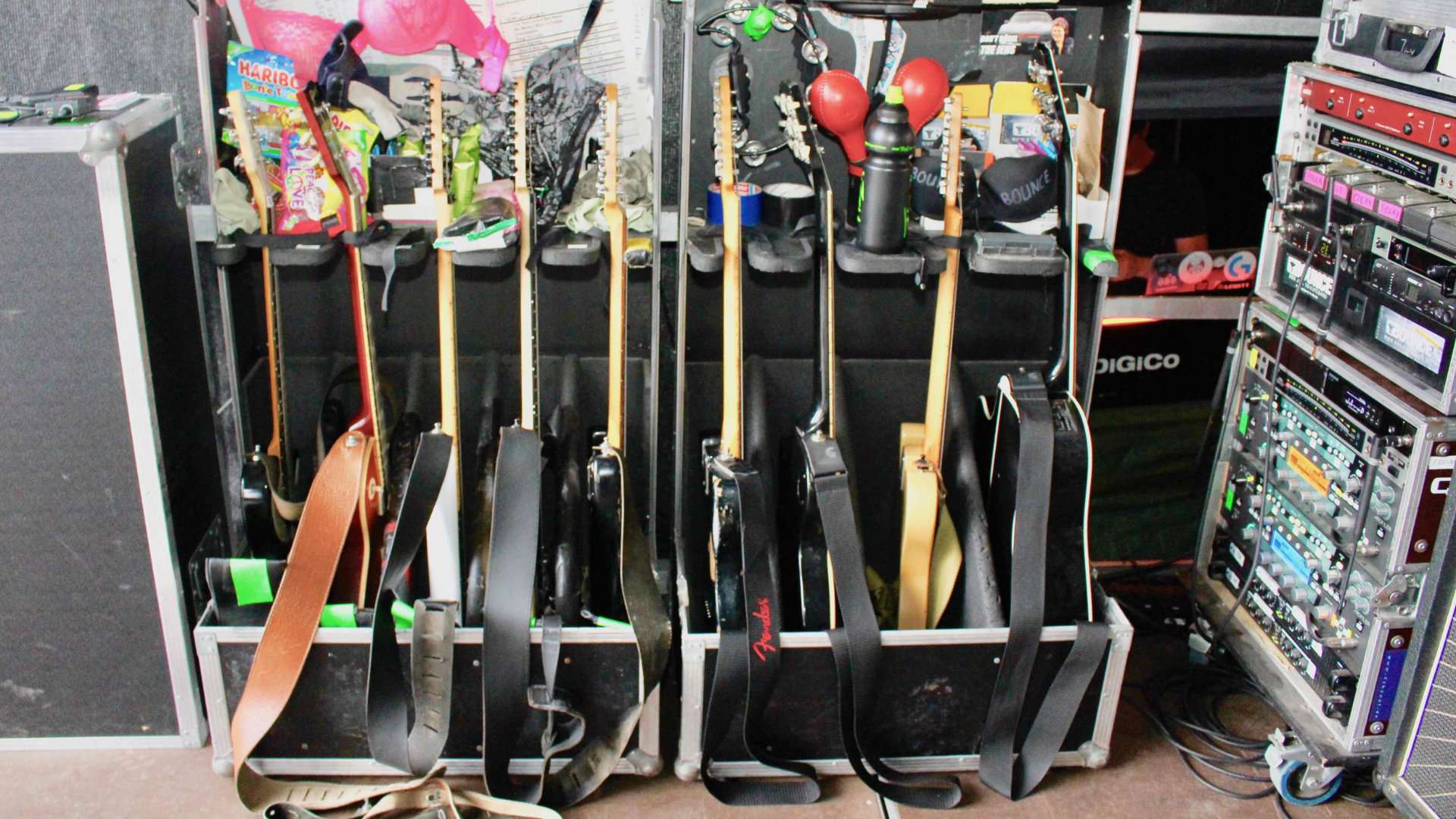 Gitarren in Ständern hinter der Bühne bei Rock am Markt