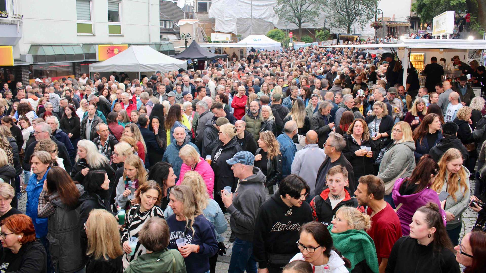 Große Menschenmenge beim Konzert Rock am Markt