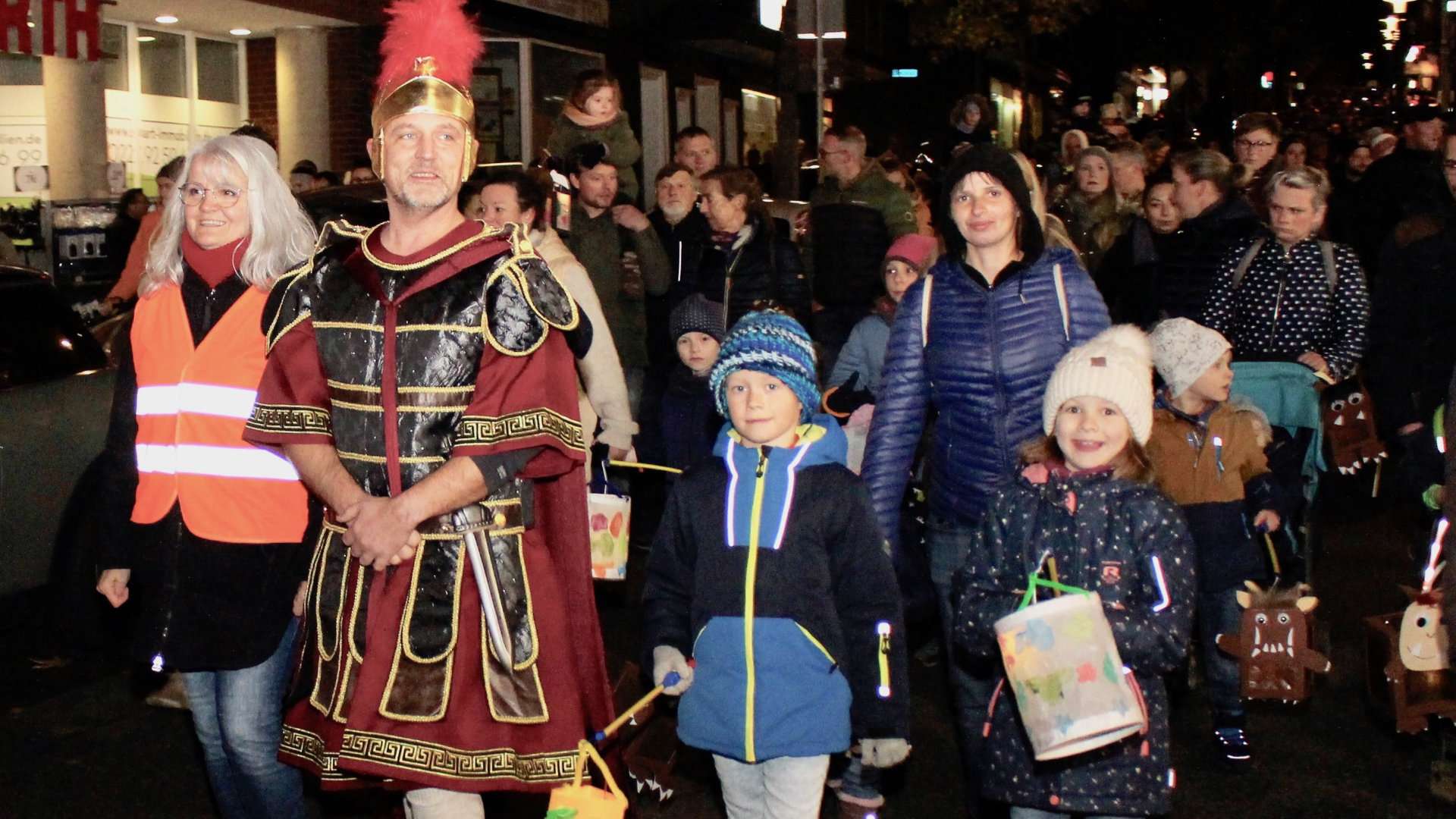 Sankt Martin mit Kindern und Eltern beim Martinsumzug