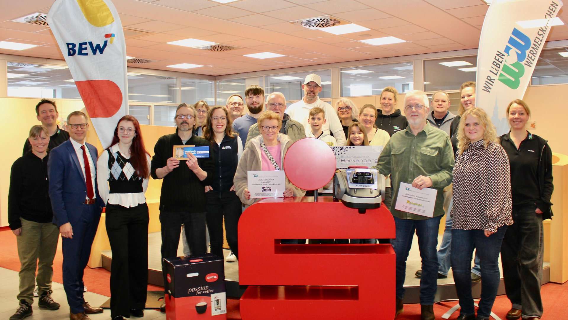 Gruppenfoto bei der Gewinnübergabe der Zählscheine-Aktion