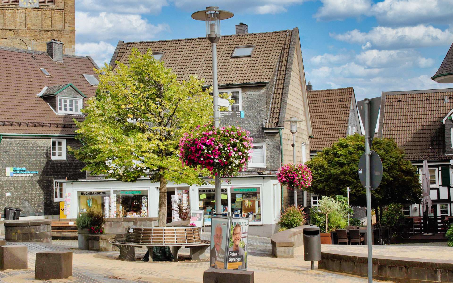 Blumenampeln auf einem Platz in der Innenstadt