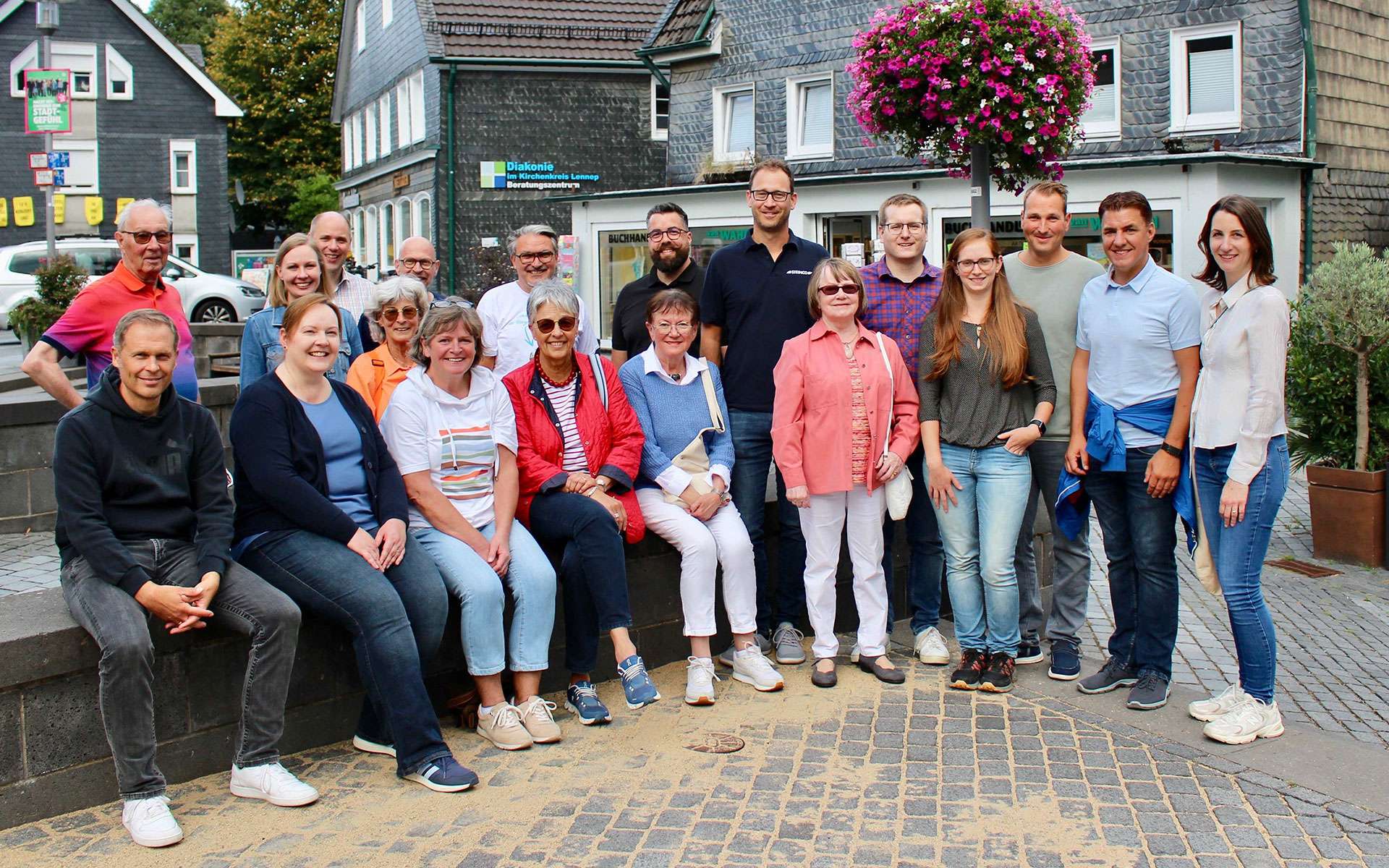 Gruppenfoto zur Blumenampel-Aktion in der Innenstadt