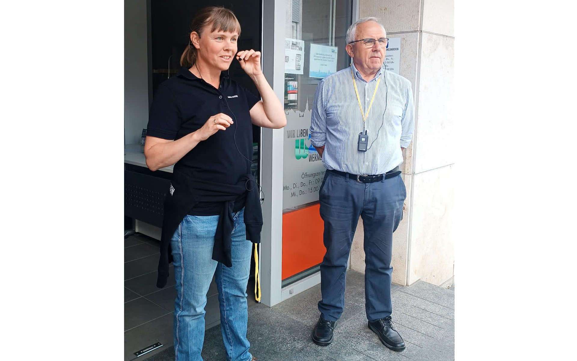 Stadtführerin und Gast vor einem Geschäftseingang