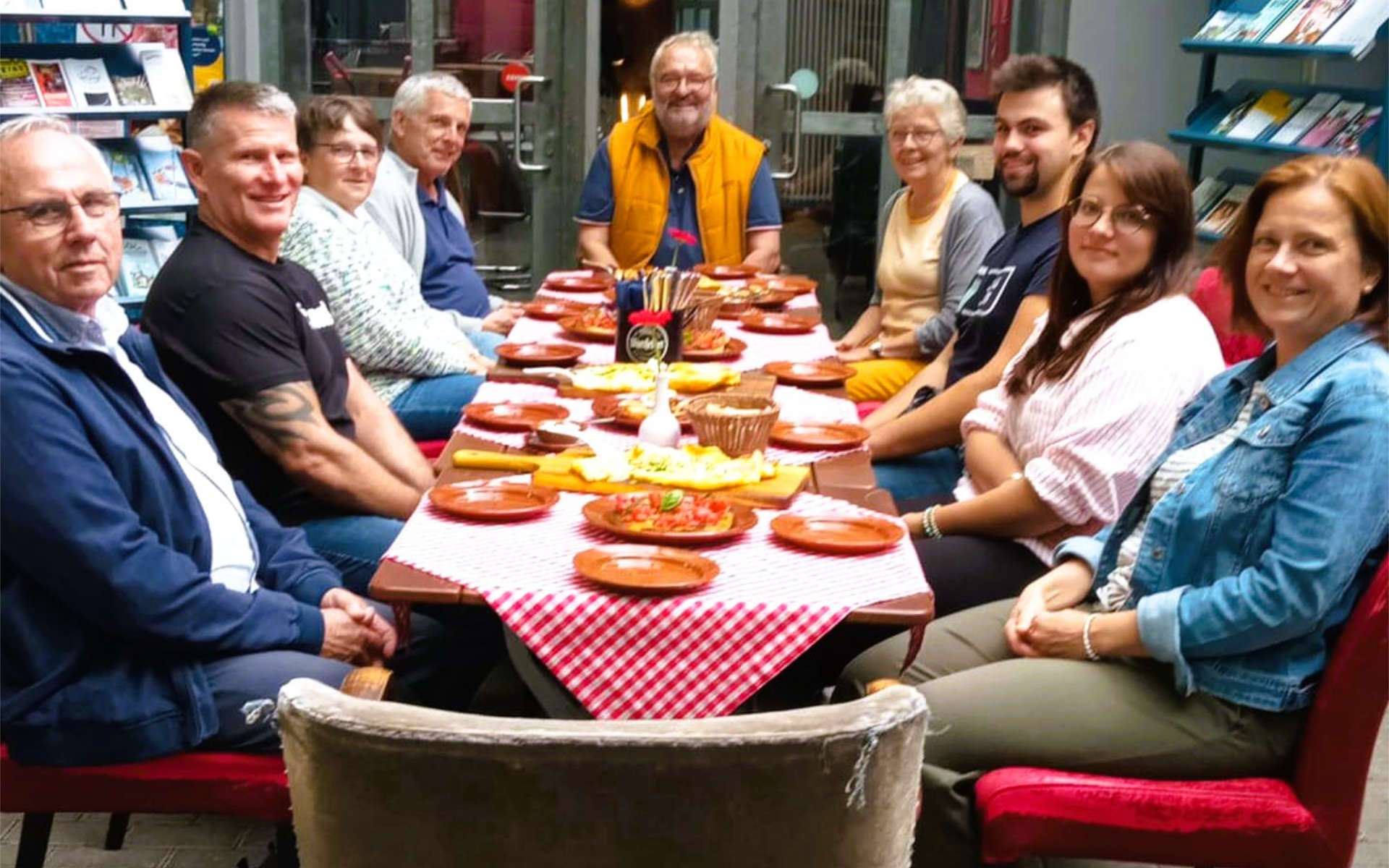 Gruppe am gedeckten Tisch bei der kulinarischen Stadtführung