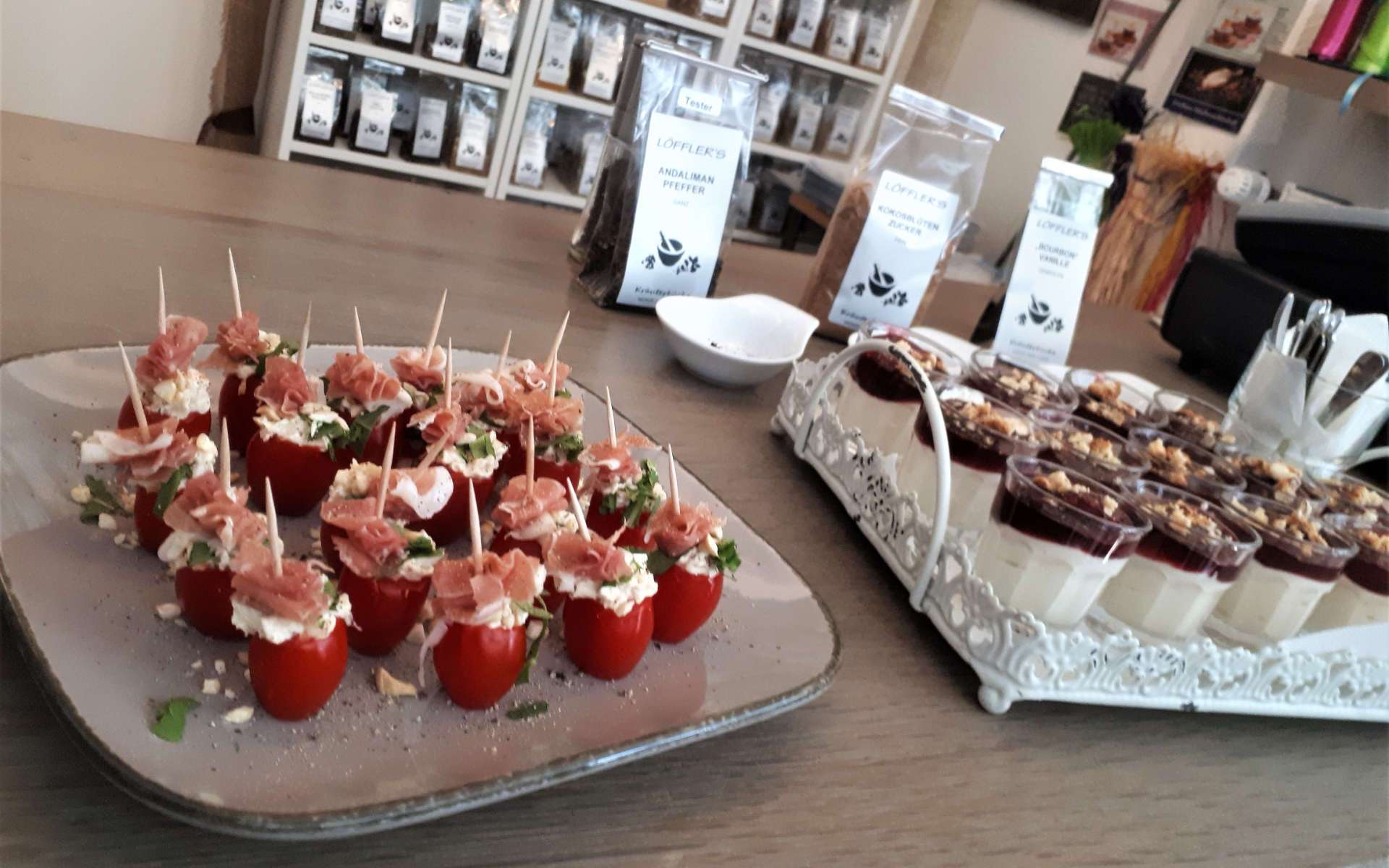 Häppchen mit Tomate und Schinken bei der kulinarischen Stadtführung