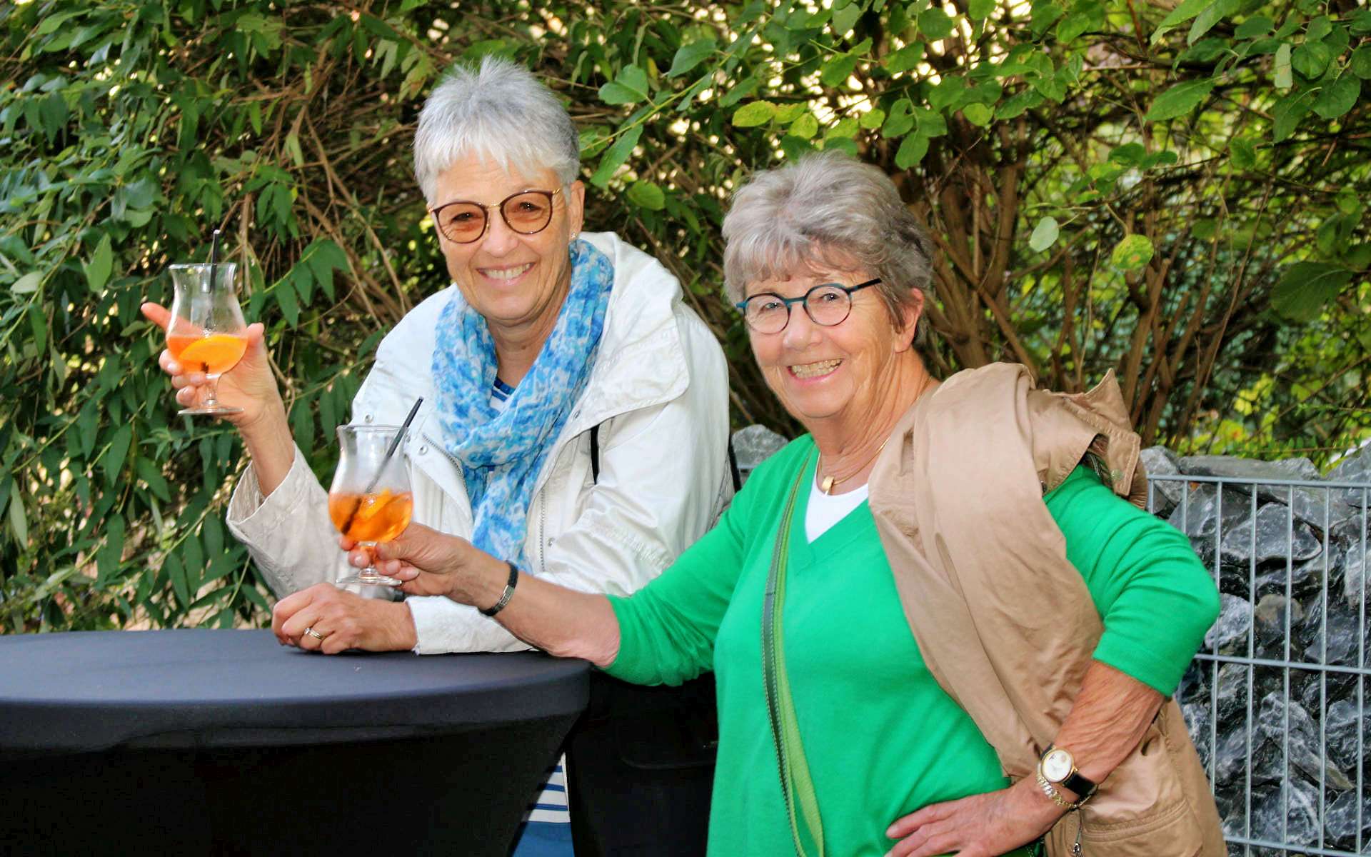 Zwei Frauen mit Getränken an einem Stehtisch beim Kirmesopening