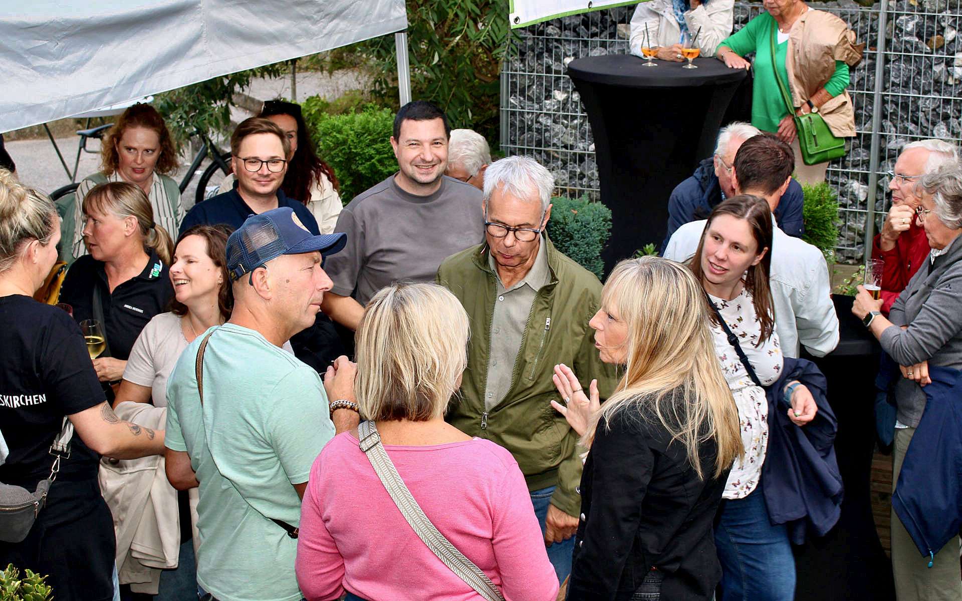 Gäste im Gespräch beim Kirmesopening im Radiant