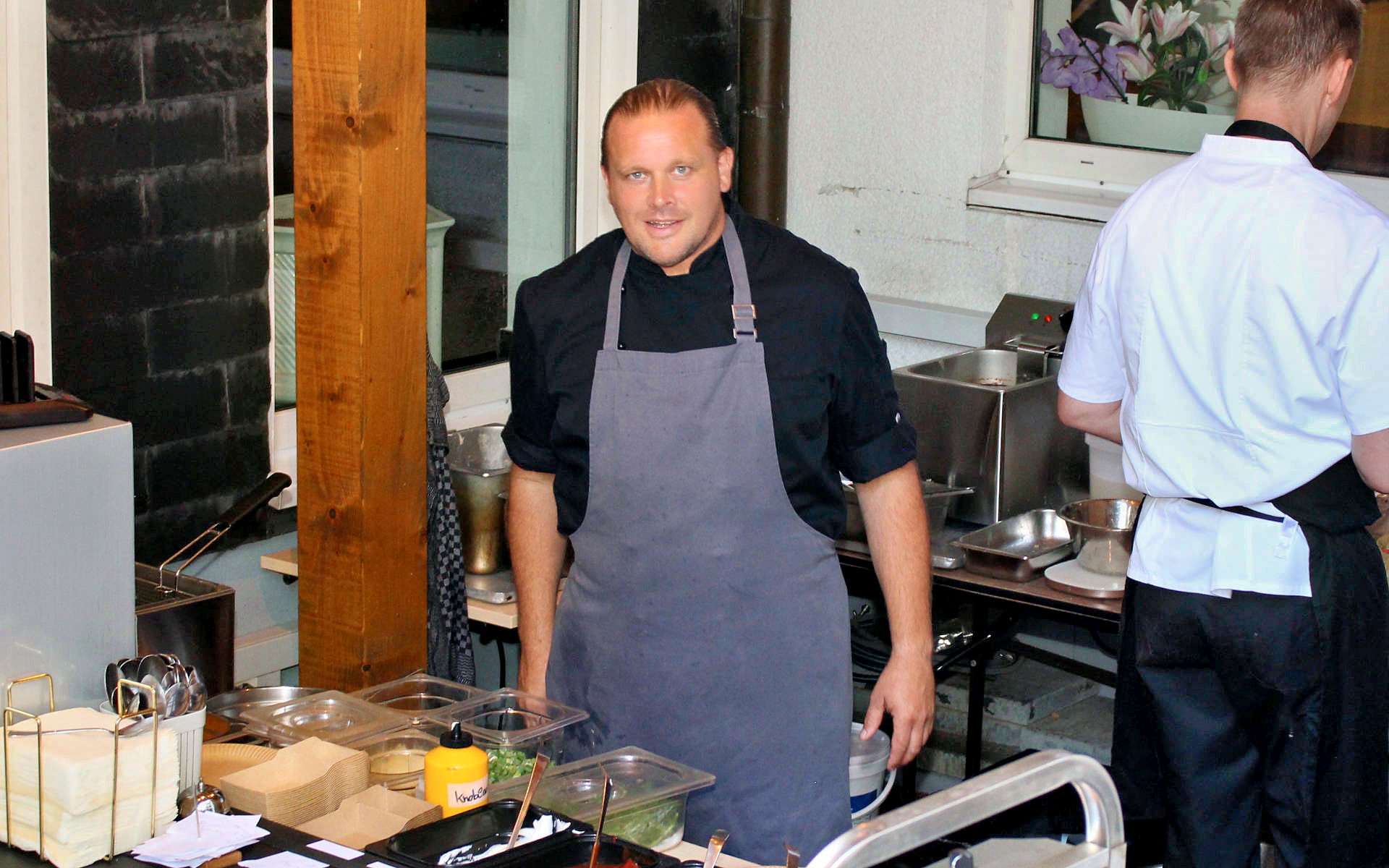 Koch an der Essensstation beim Kirmesopening im Radiant