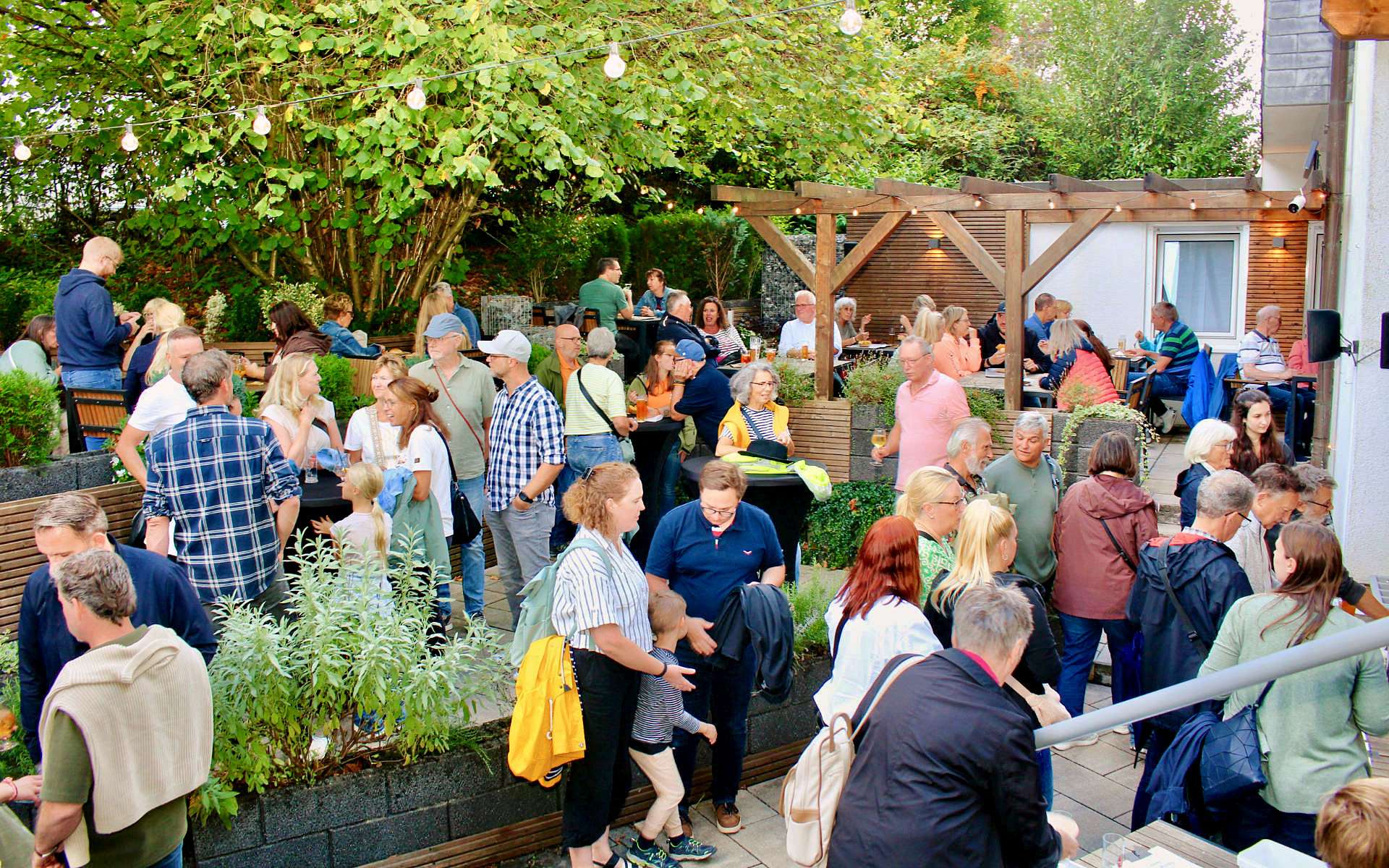 Viele Gäste im Außenbereich beim Kirmesopening im Radiant