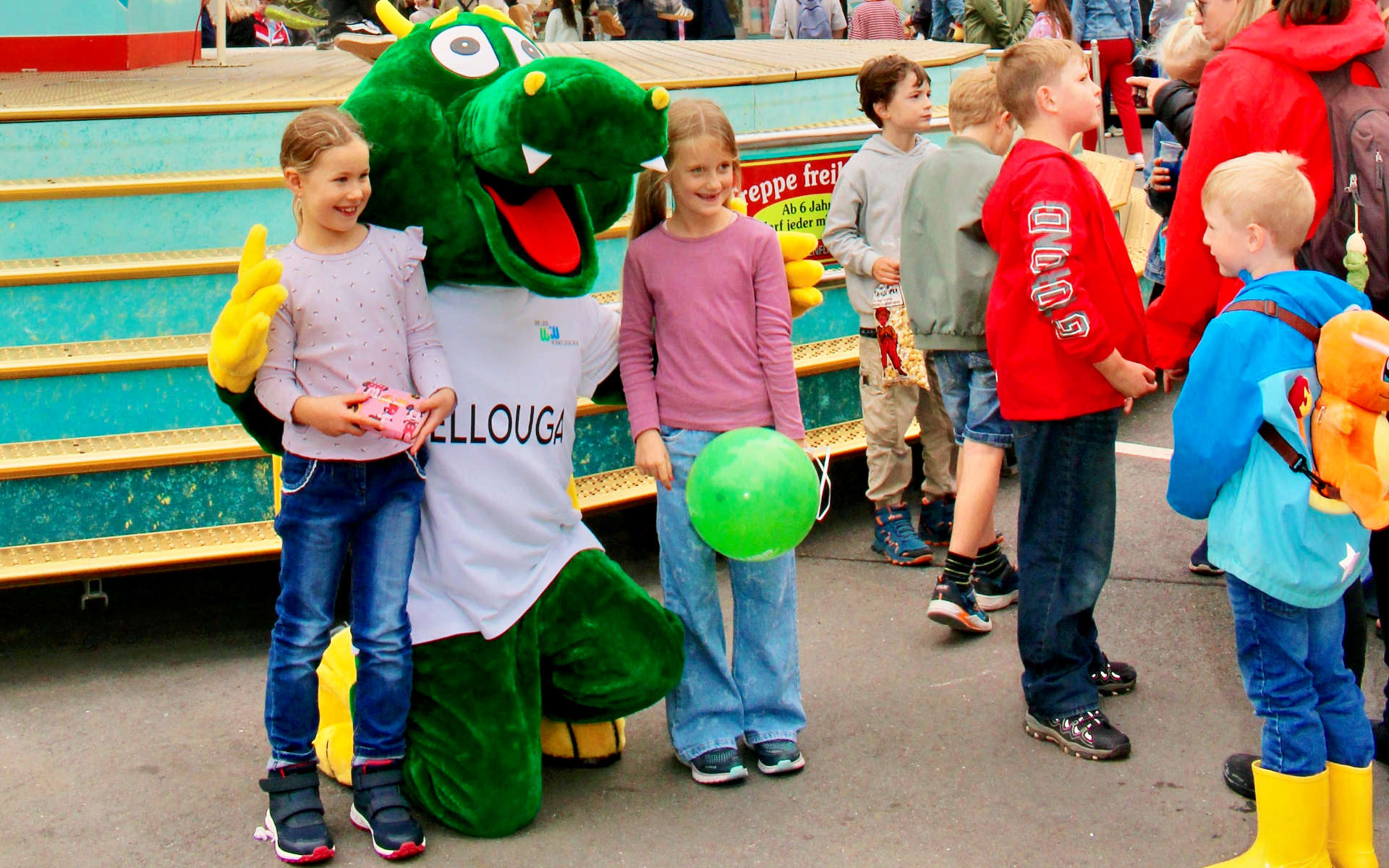 Maskottchen Dellouga mit Kindern beim Kirmessonntag