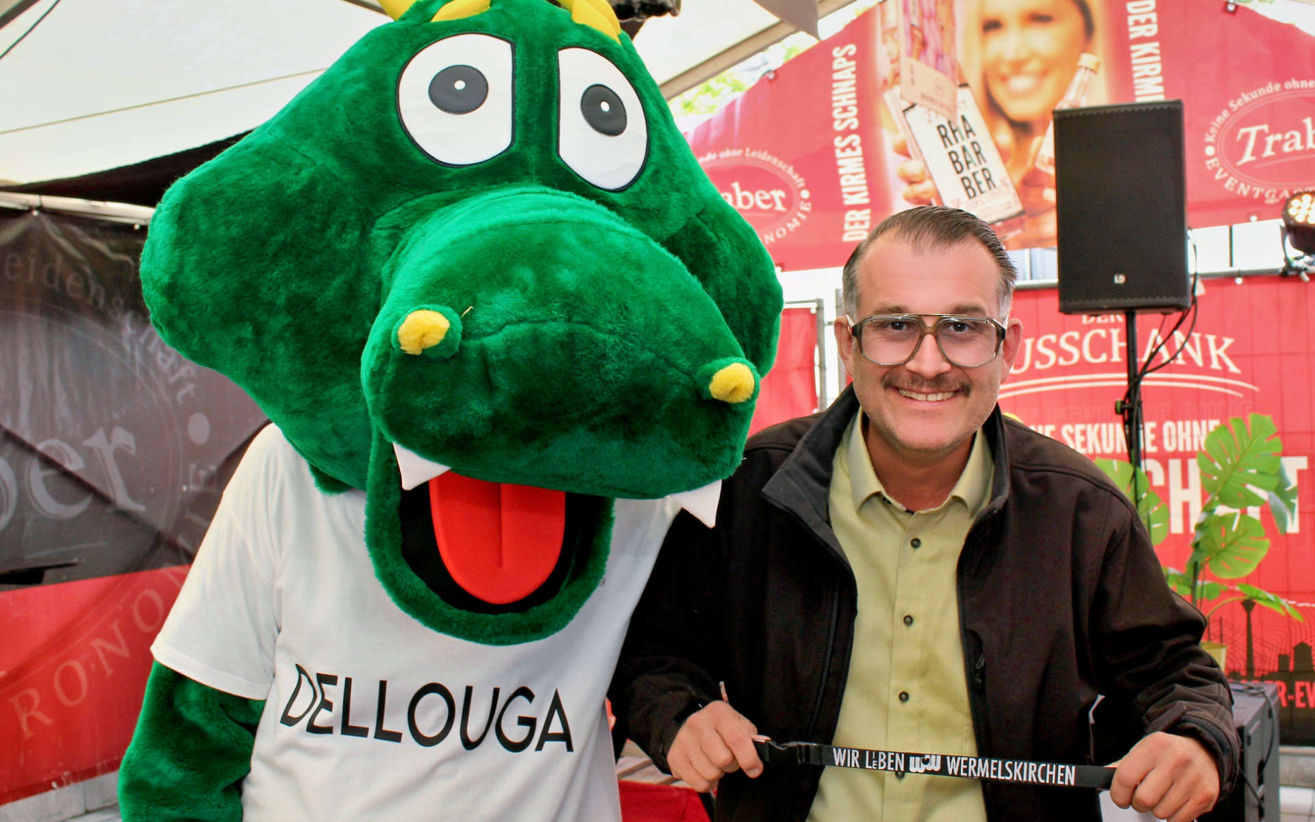 Maskottchen Dellouga mit einem Mann am Kirmessonntag