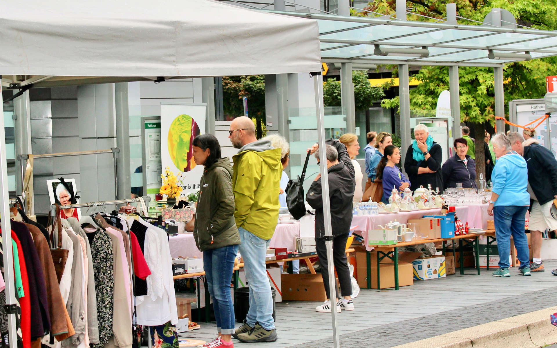 Verkaufsstände in der Fußgängerzone am Kirmessonntag