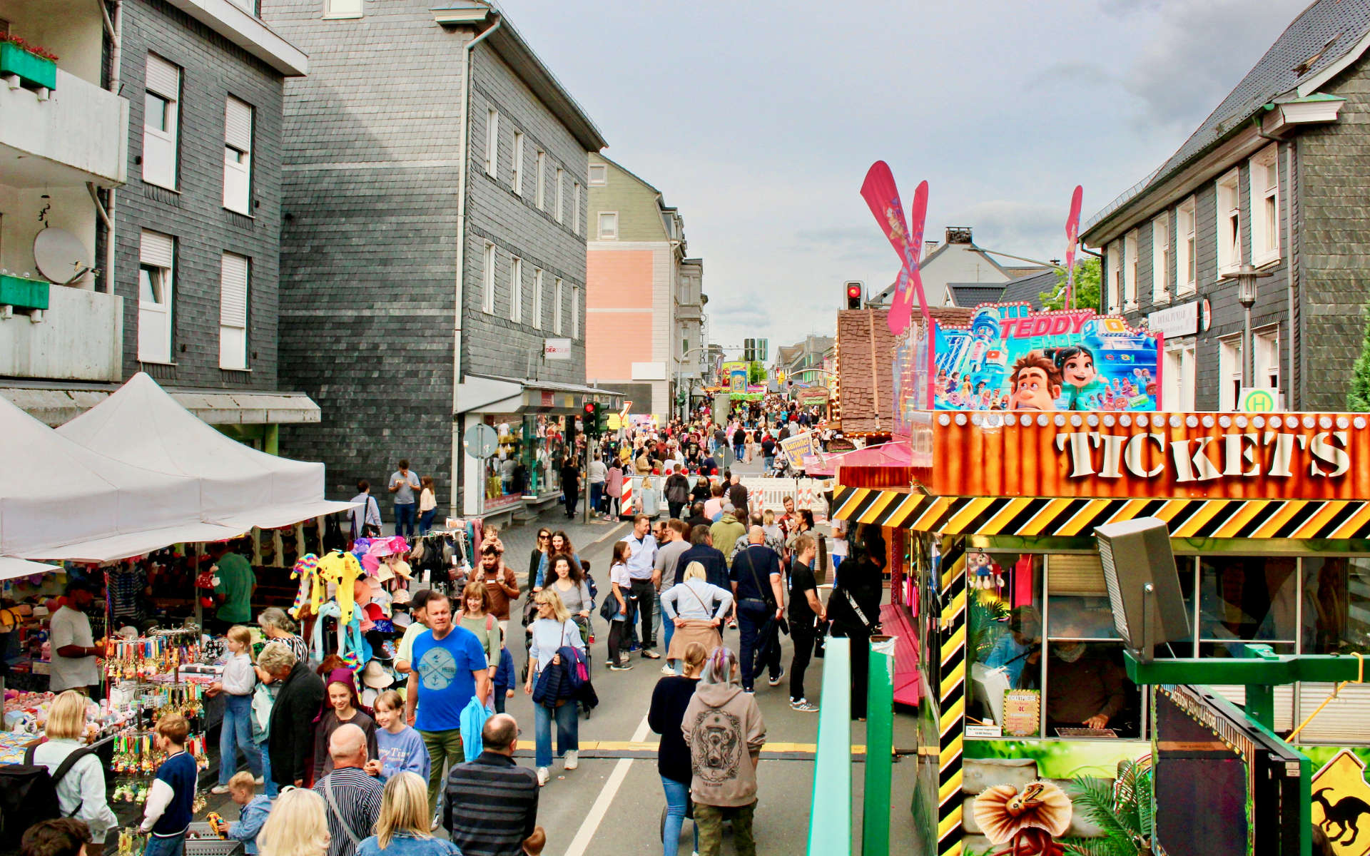 Viele Besucher und Fahrgeschäfte auf der Kirmes in der Innenstadt