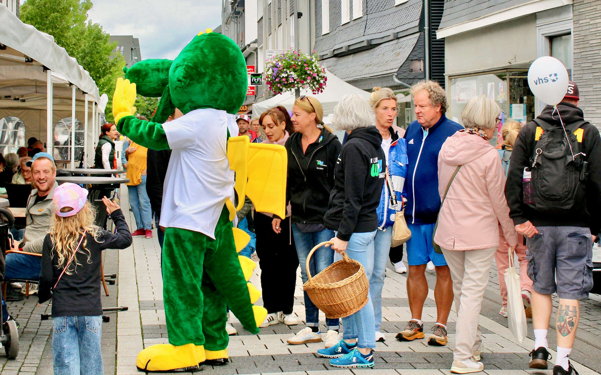 Maskottchen Dellouga zwischen Besuchern in der Fußgängerzone