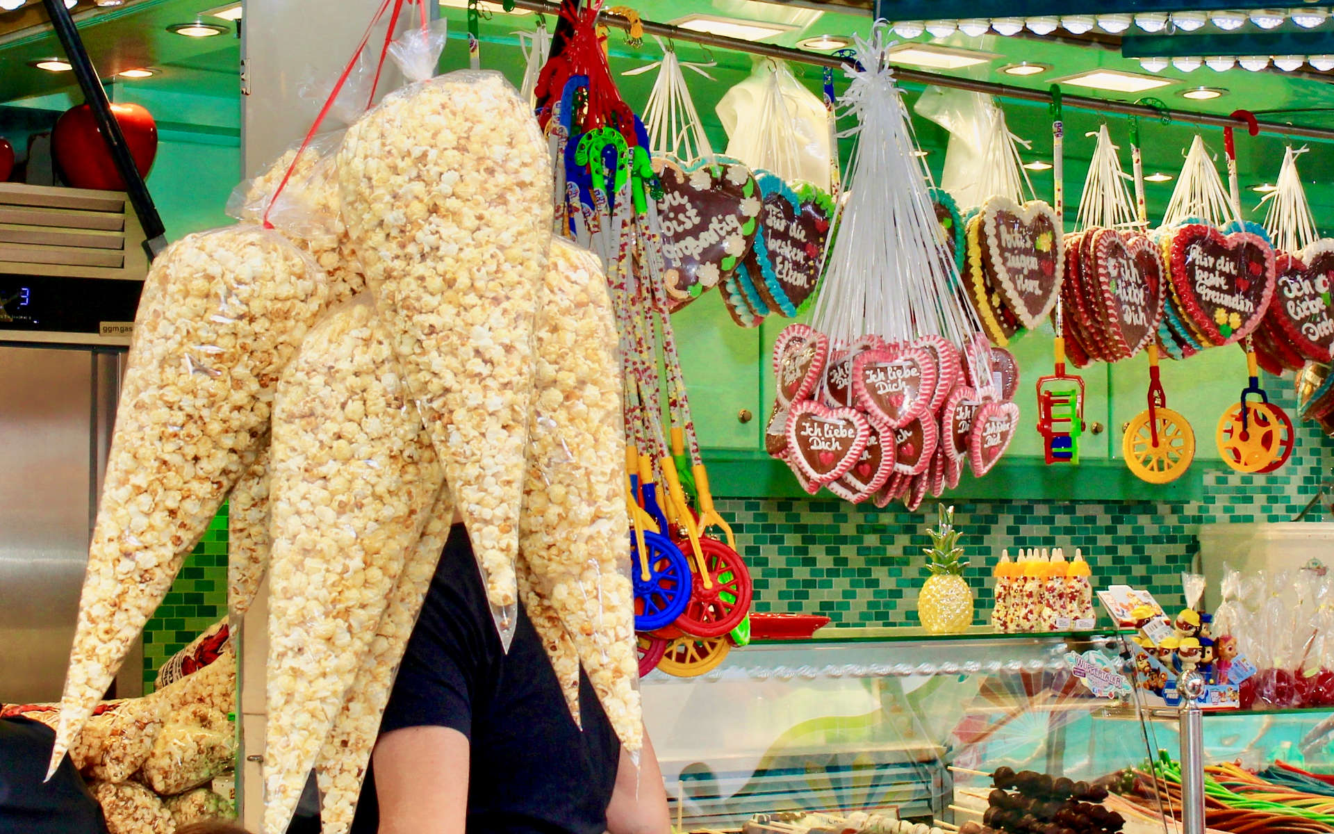 Süßwarenstand mit Popcorn und Lebkuchenherzen auf der Kirmes