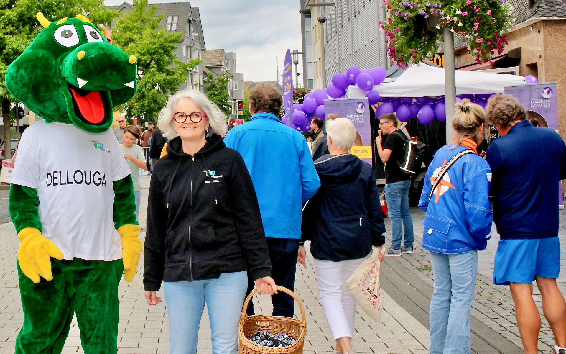 Maskottchen Dellouga mit Besucherin am Kirmessonntag