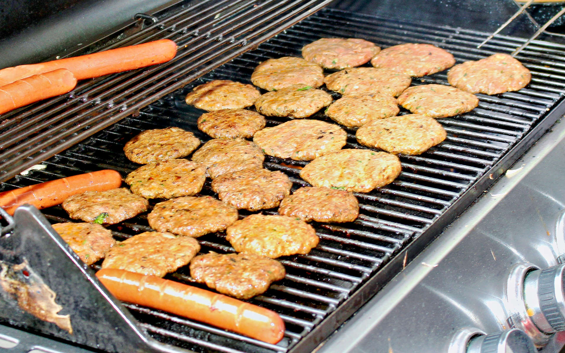 Bratwürste und Frikadellen auf dem Grill