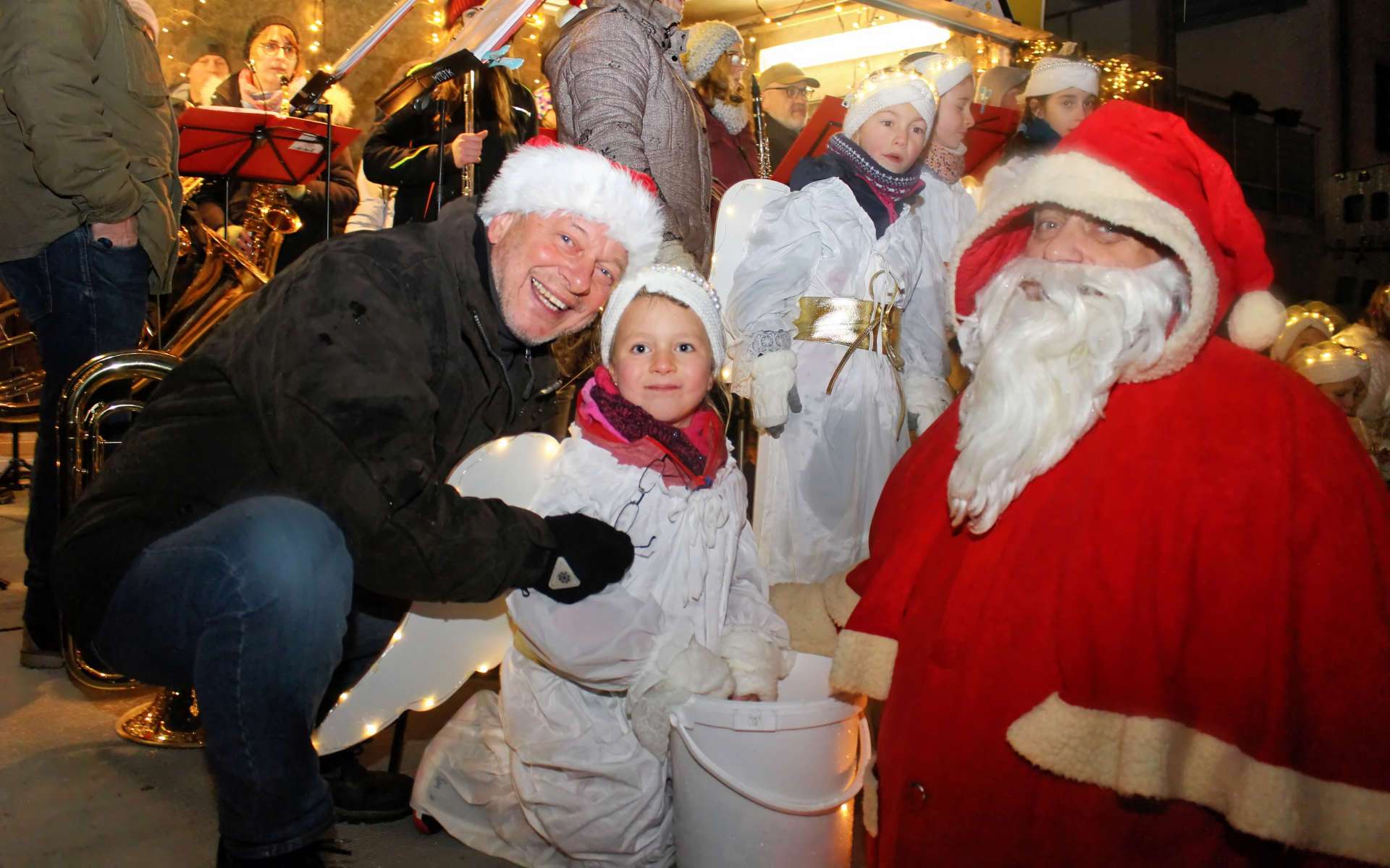 Nikolaus mit Engeln und Kindern beim Weihnachtsmarkt