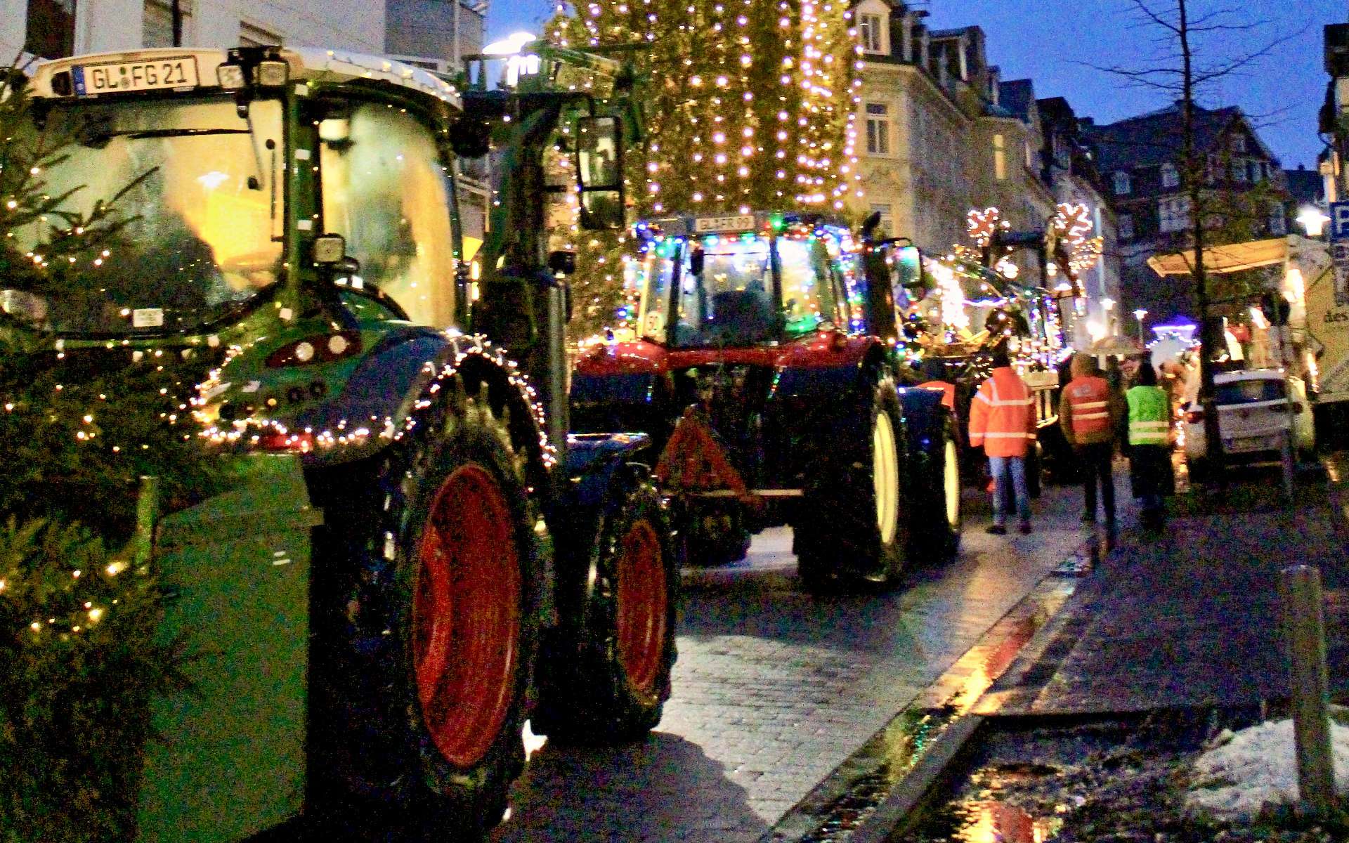 Beleuchtete Traktoren beim Nikolauszug durch die Innenstadt