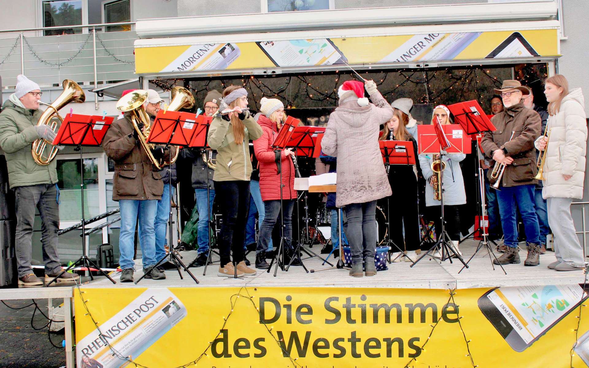 Bläser und Chor auf der Bühne beim Weihnachtsmarkt