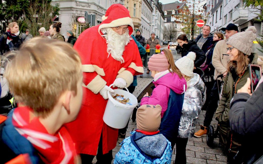 Nikolaus verteilt Geschenke an Kinder in der Innenstadt