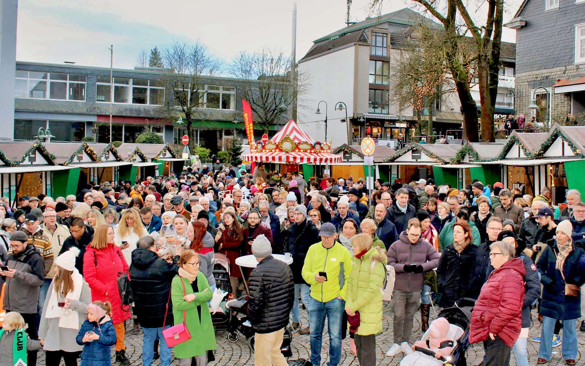 Viele Besucher beim Weihnachtsmarkt Nikolaus on Tour