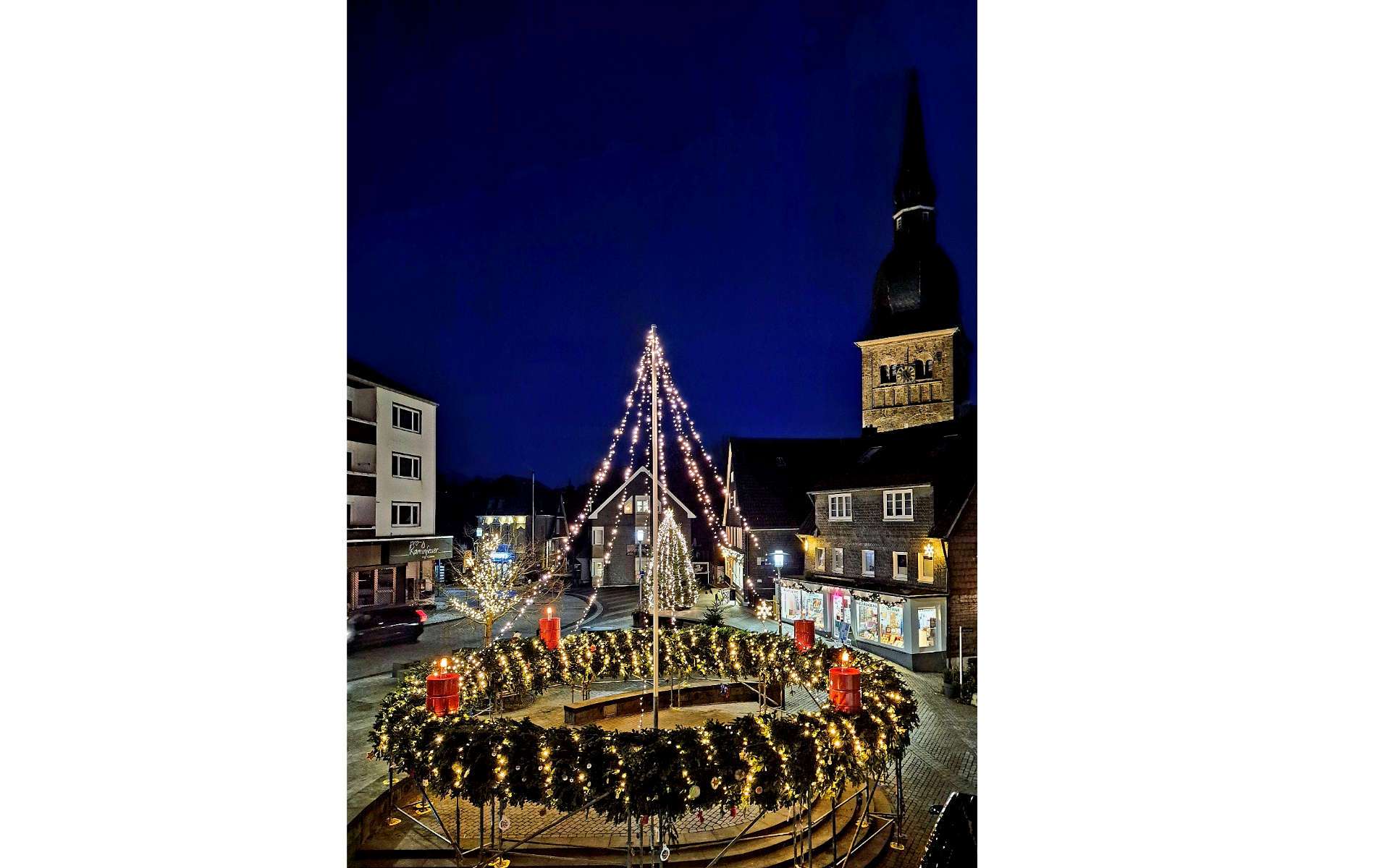 Beleuchteter Weihnachtsbaum auf dem Marktplatz bei Nacht